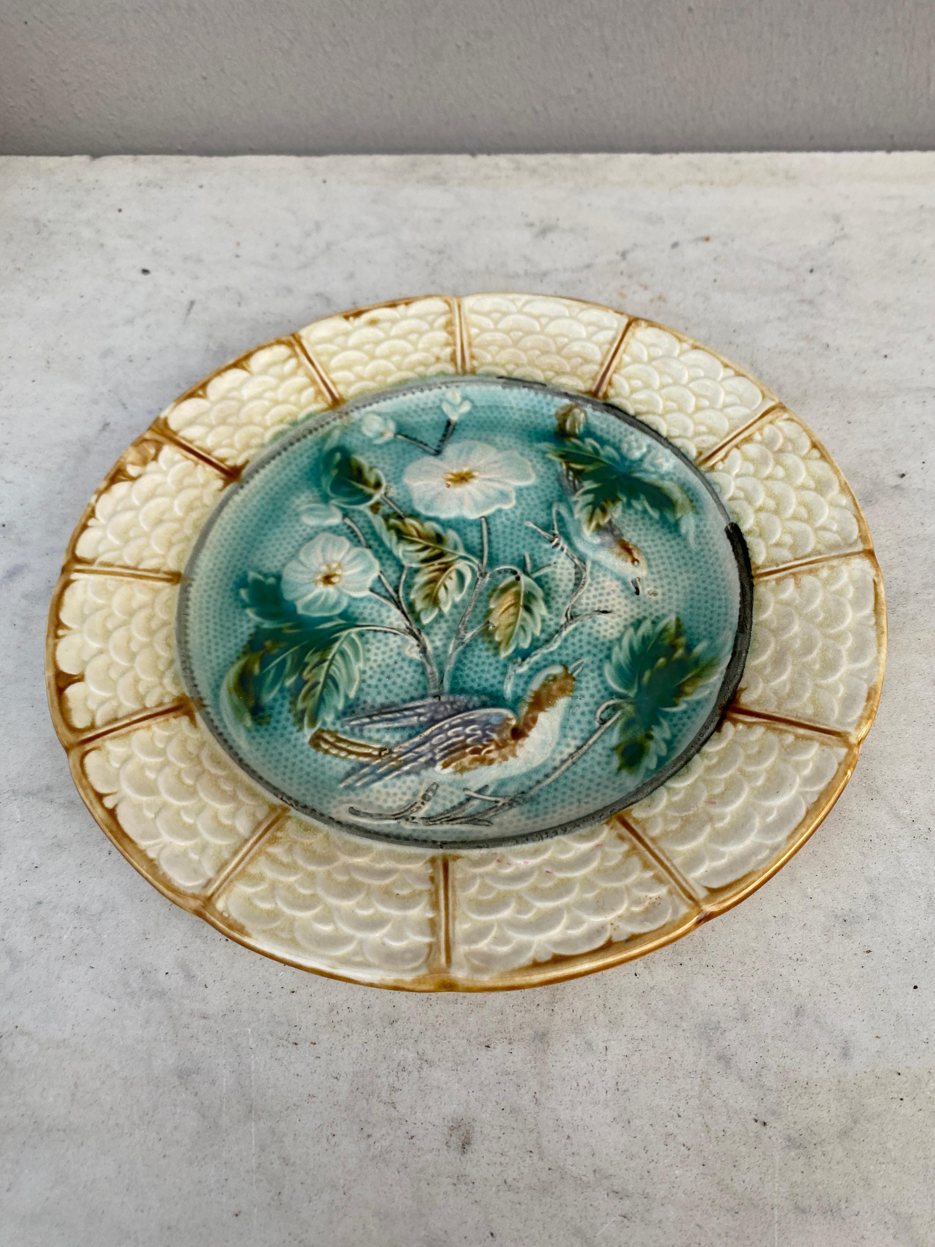 French, Majolica Bird Plate Onnaing, circa 1890 In Good Condition For Sale In Austin, TX