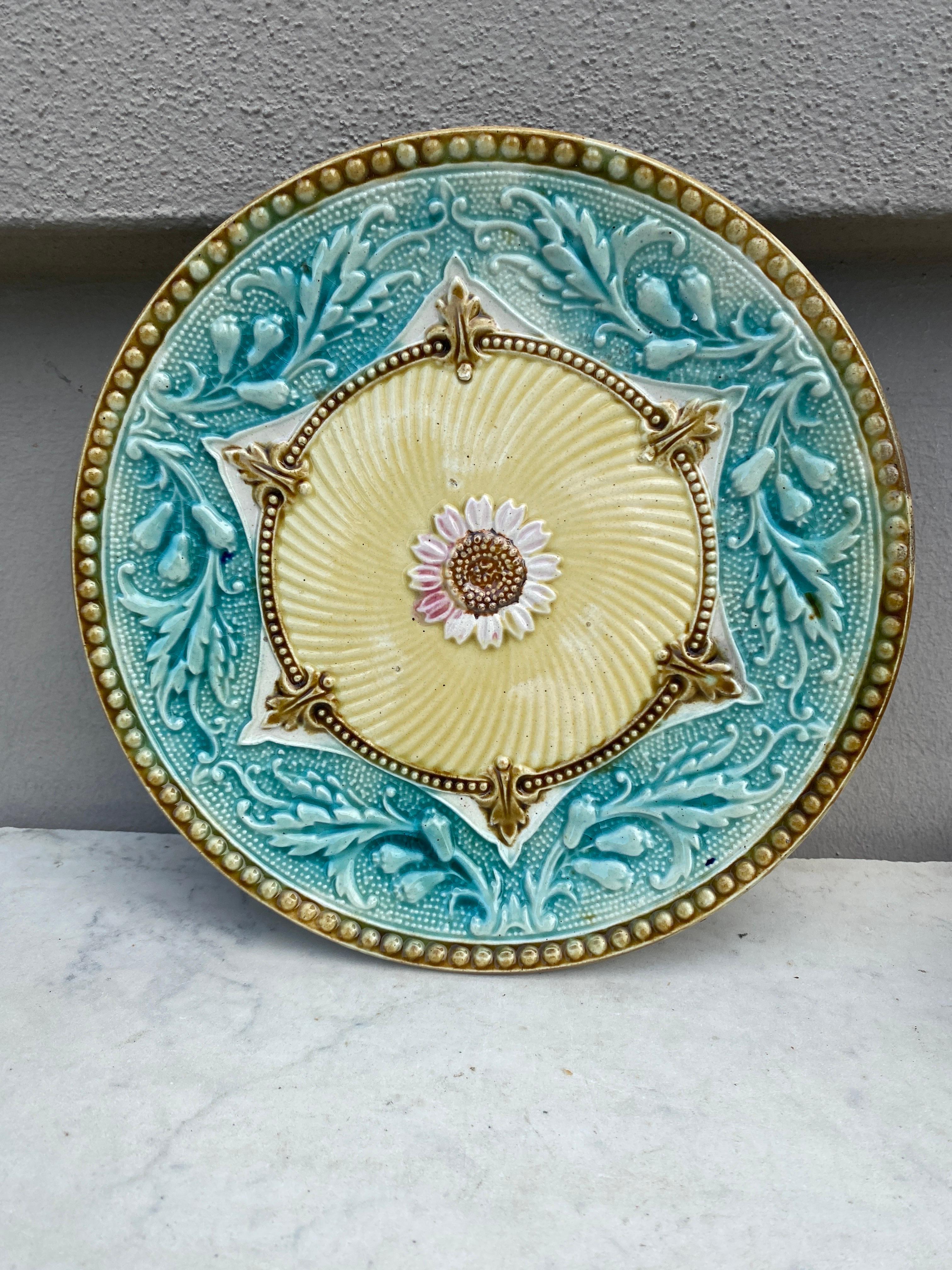 French Majolica Bird Plate Onnaing, circa 1890 In Good Condition For Sale In Austin, TX