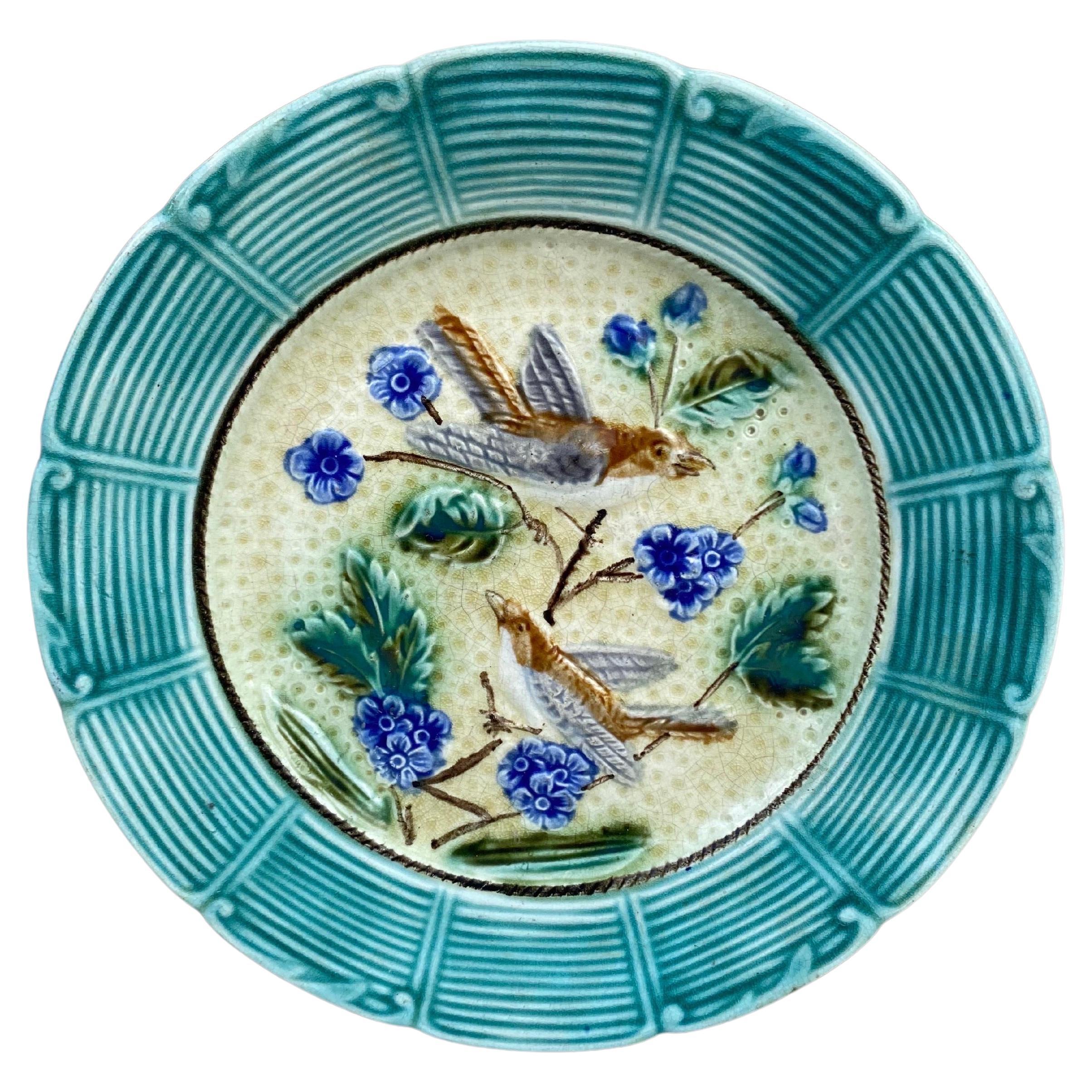 Assiette à oiseaux en majolique française Onnaing, vers 1890 en vente