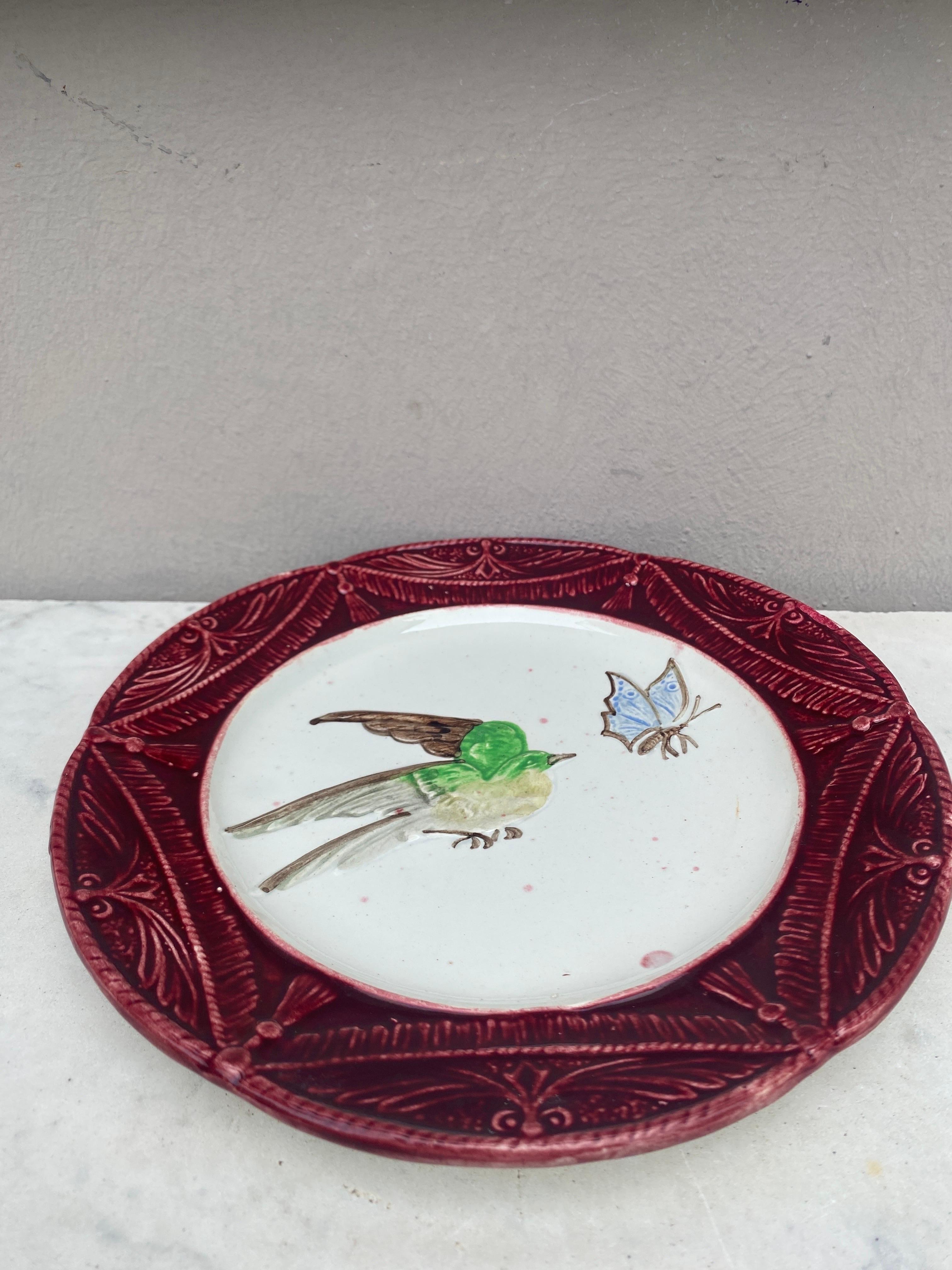 French bird Plate signed Moulin des Loups Hamage Orchies Circa 1900.

