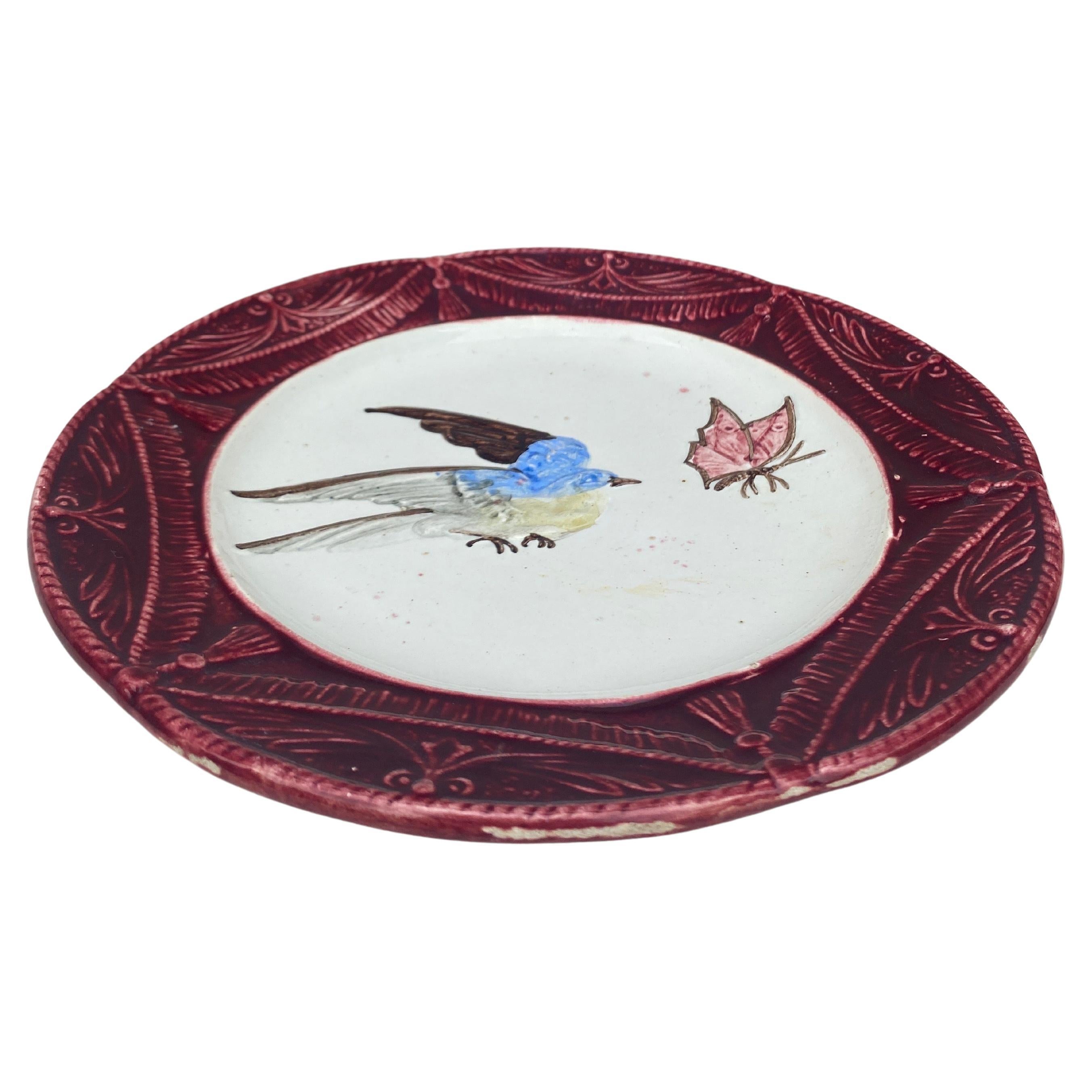 Placa francesa pájaro y mariposa firmada L'Hermine Orchies Circa 1900.

