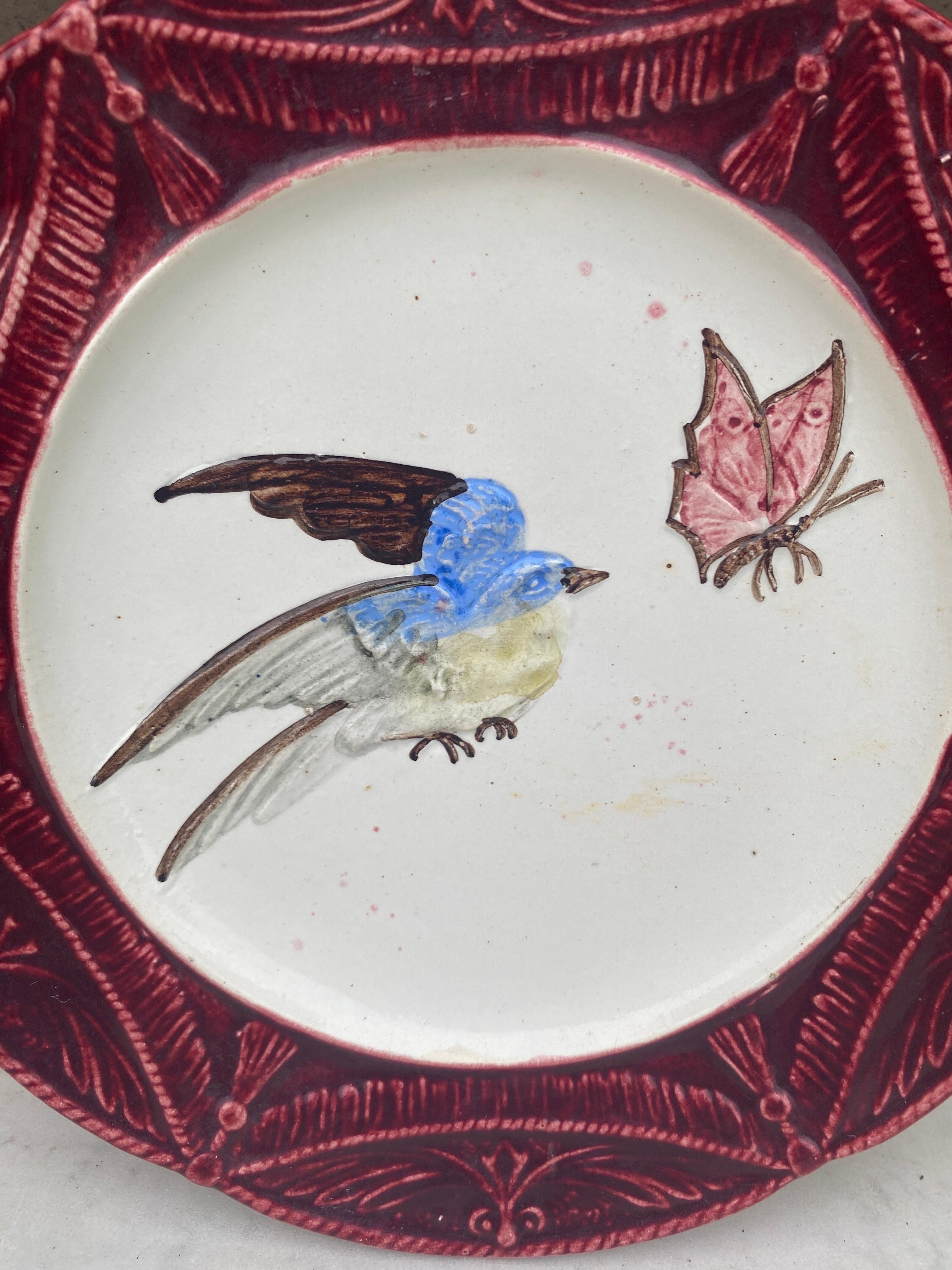 Plato Francés de Mayólica Pájaros Orquídeas, Circa 1900 en Bueno estado para la venta en Austin, TX