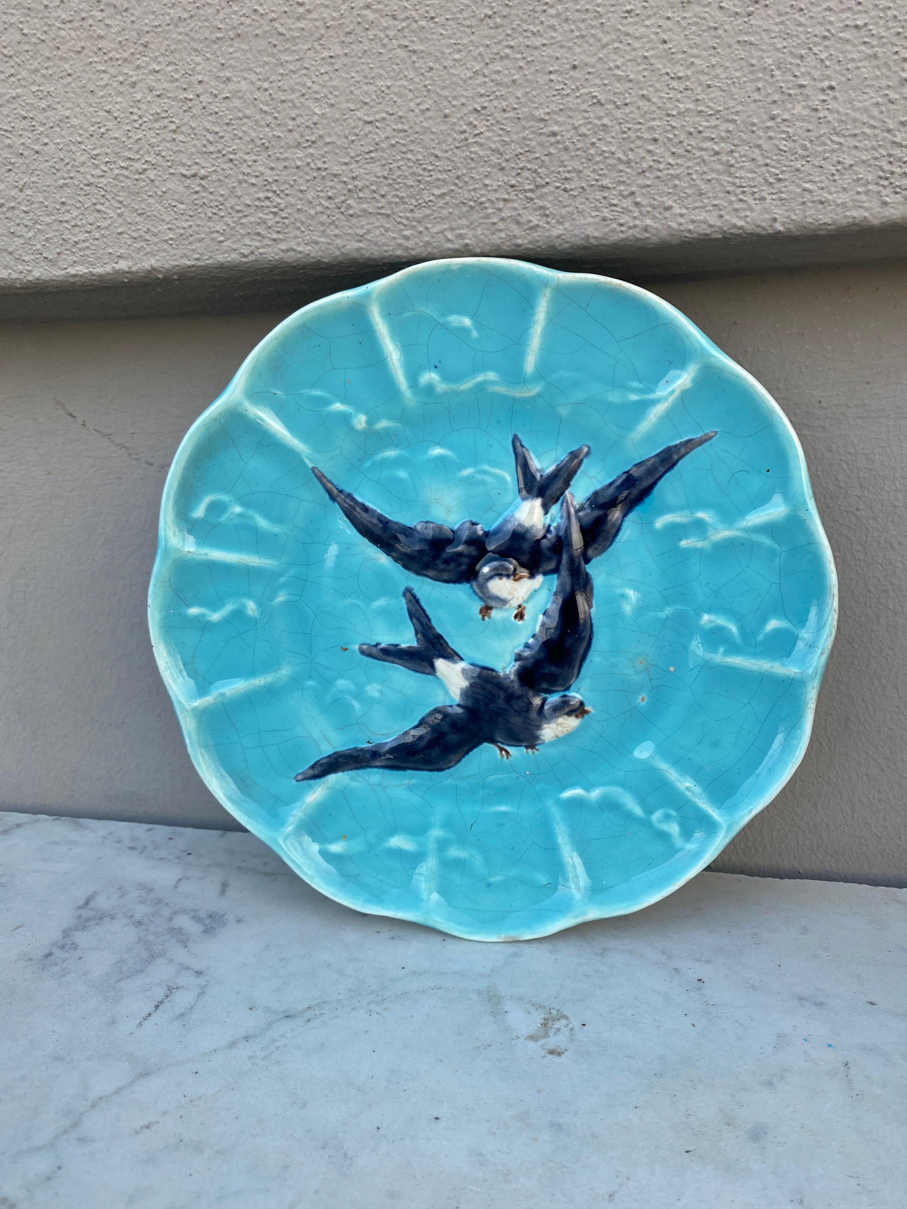 Plato de golondrina de pájaro de mayólica francesa firmado Sarreguemines, hacia 1880.
