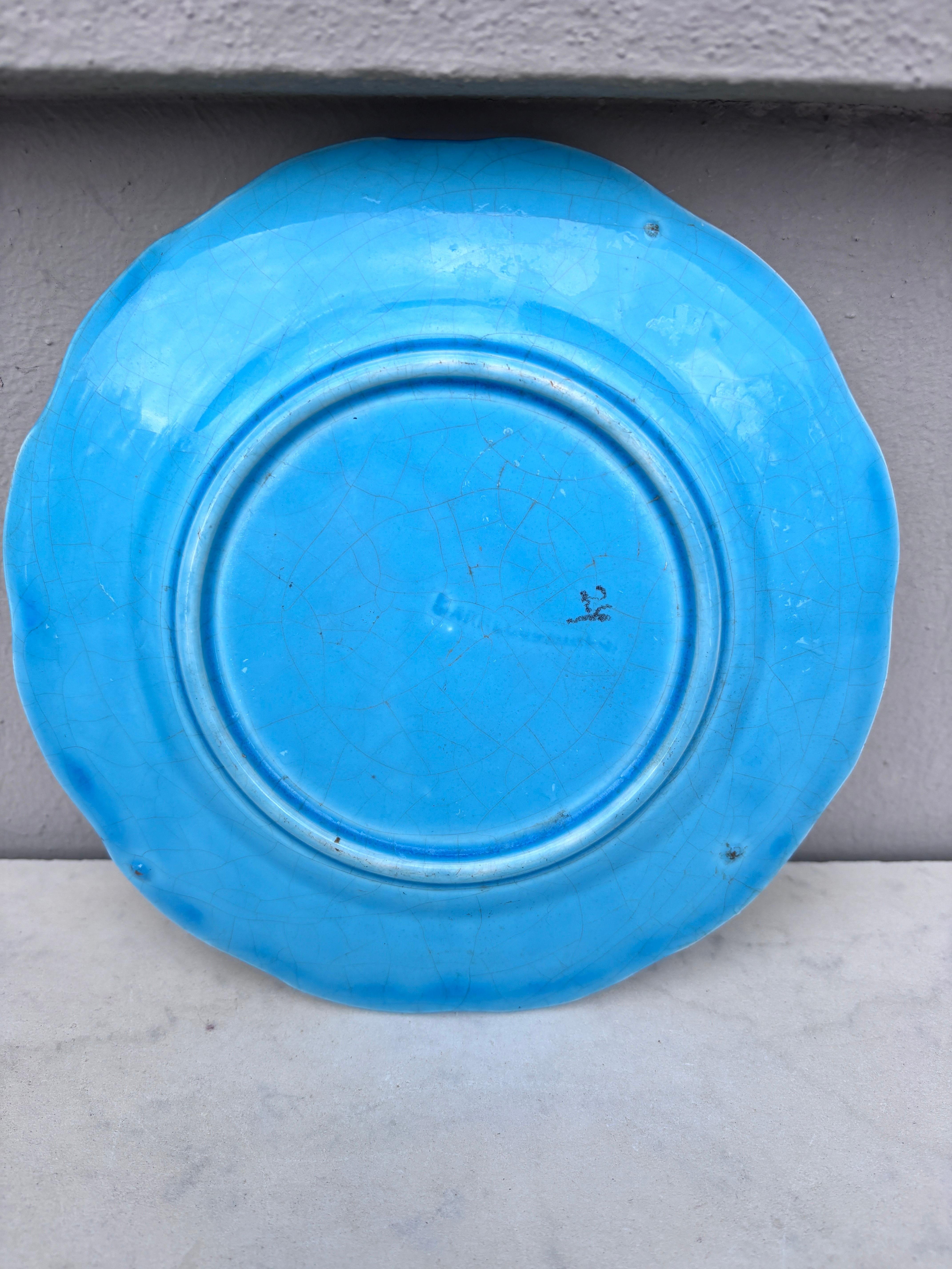 French Majolica Bird Swallow Plate Sarreguemines, circa 1880 In Good Condition For Sale In Austin, TX