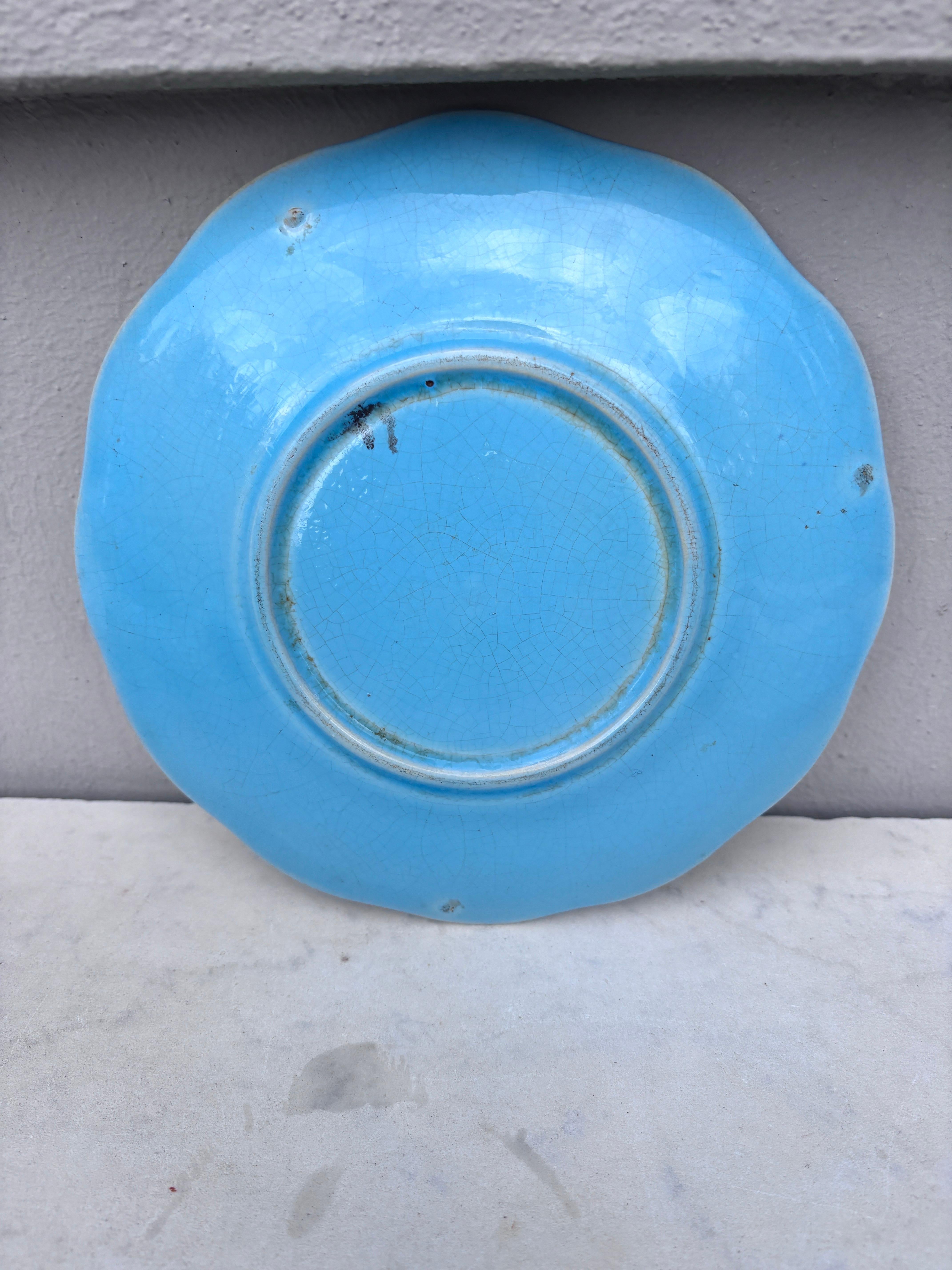French Majolica Bird Swallow Plate Sarreguemines, circa 1880 In Good Condition For Sale In Austin, TX