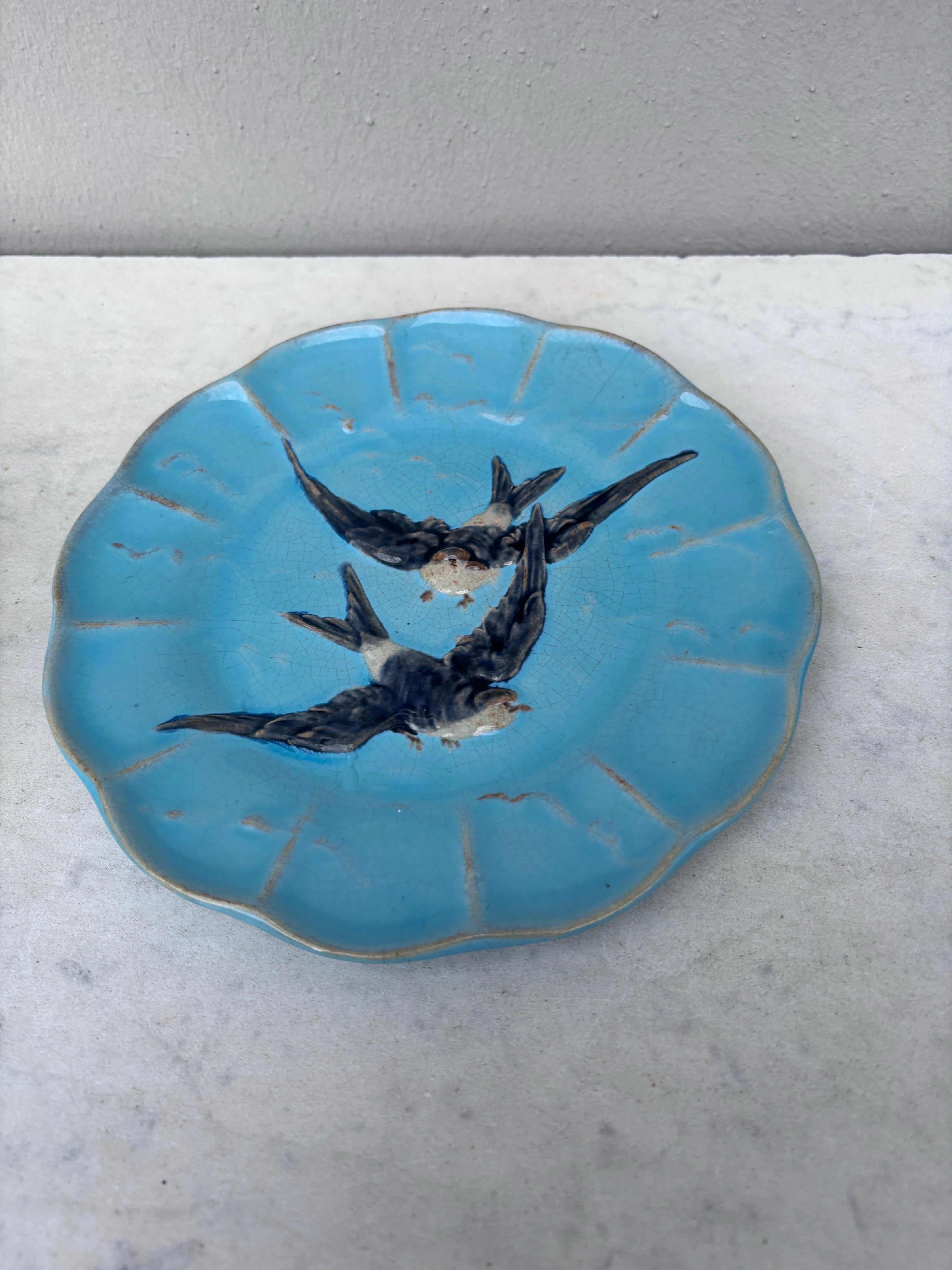 French Majolica Bird Swallow Plate Sarreguemines, circa 1880 In Good Condition For Sale In Austin, TX