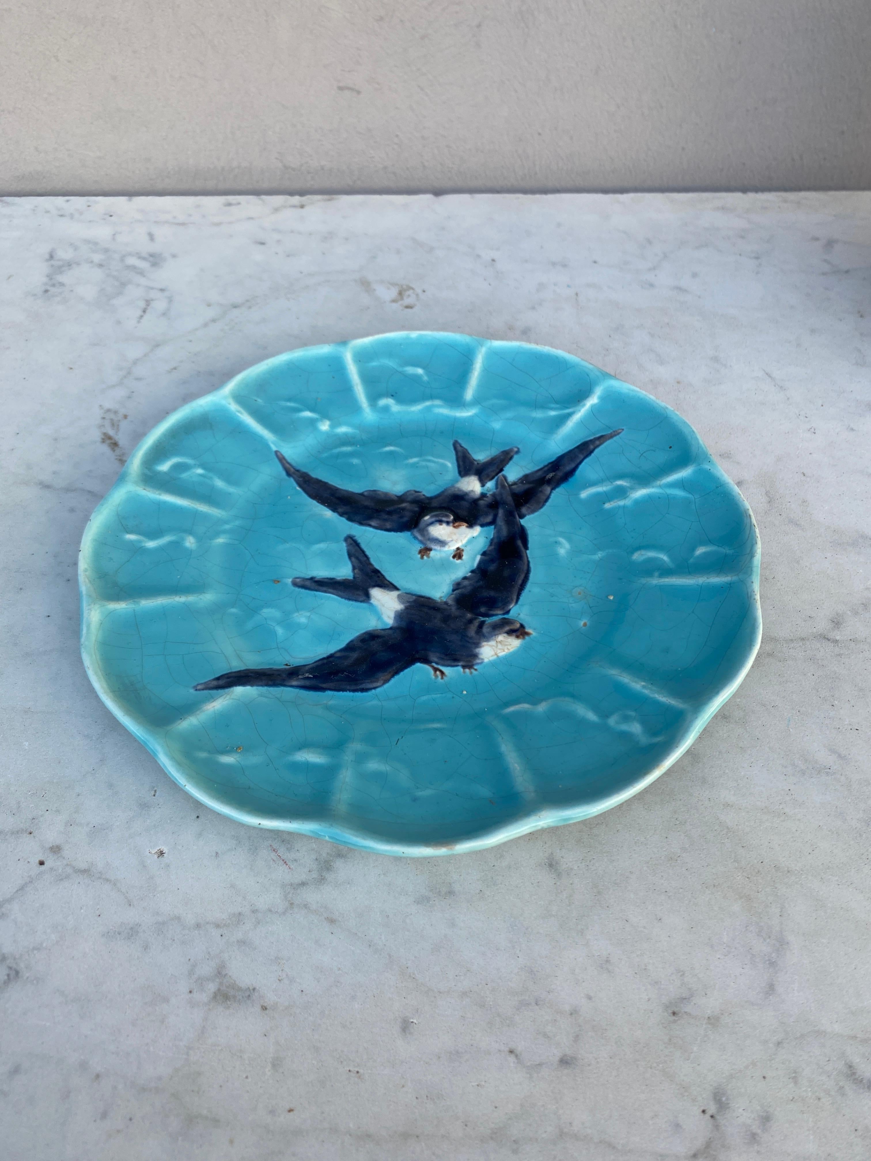 French Majolica Bird Swallow Plate Sarreguemines, circa 1880 In Good Condition For Sale In Austin, TX