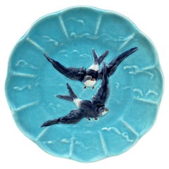 Piatto in maiolica francese a forma di rondine Sarreguemines, 1880 ca.