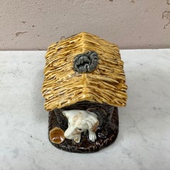 Boîte en majolique française Chien dans un chenil Choisy-le-Roi:: vers 1880