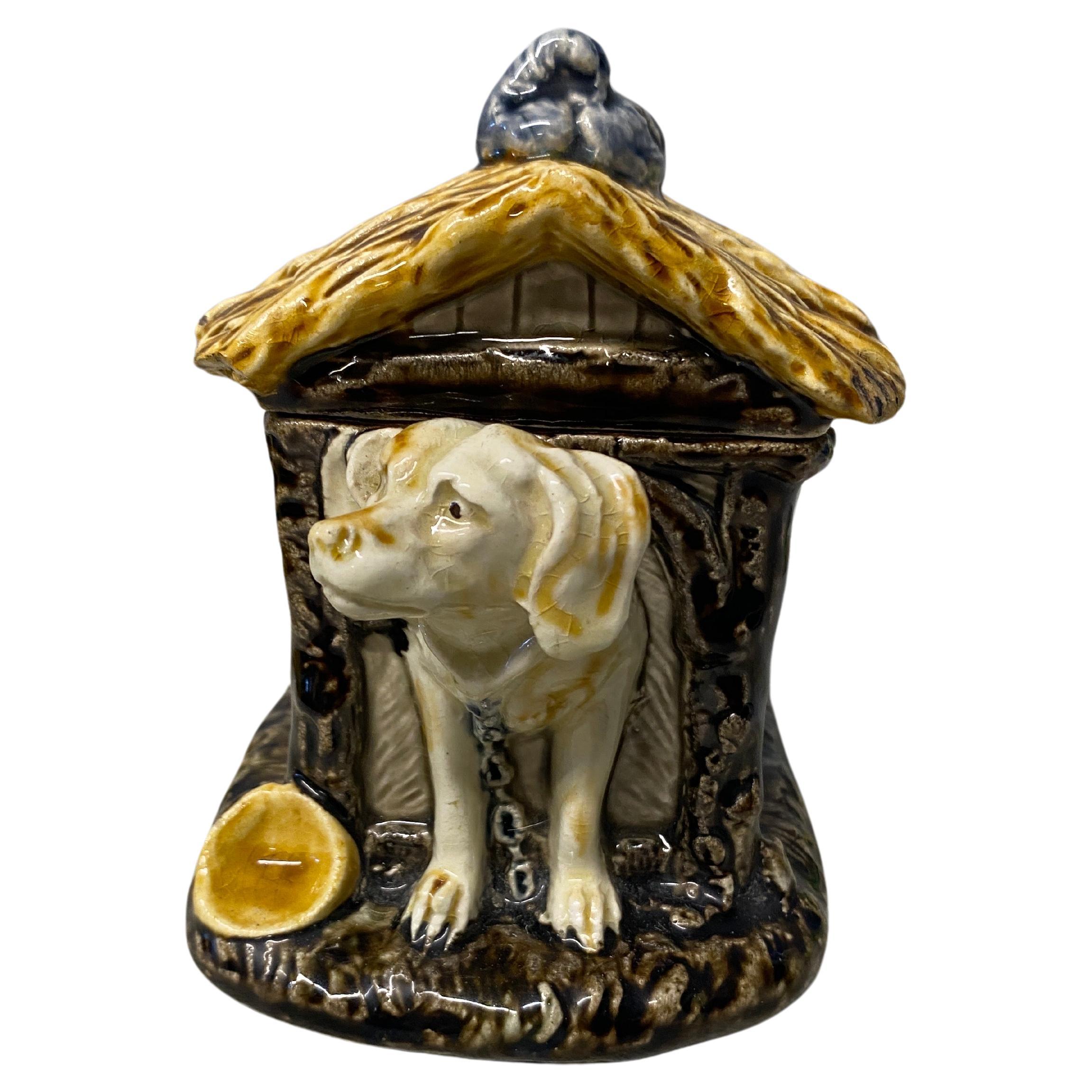French Majolica Box Dog in a Kennel Choisy-le-Roi, circa 1880 For Sale 1
