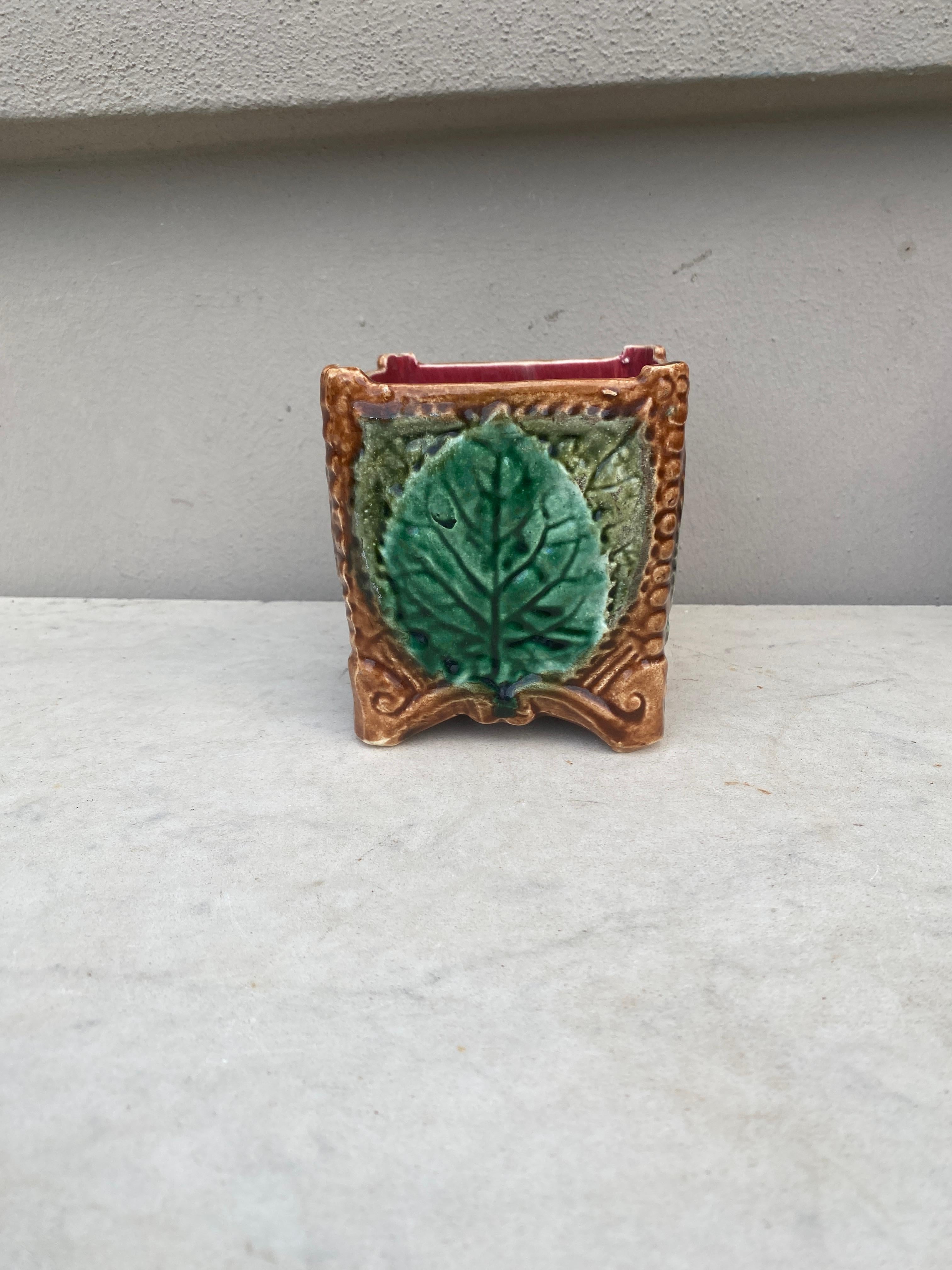 French square Majolica cache pot Onnaing, circa 1890.
Decorated with leaves.