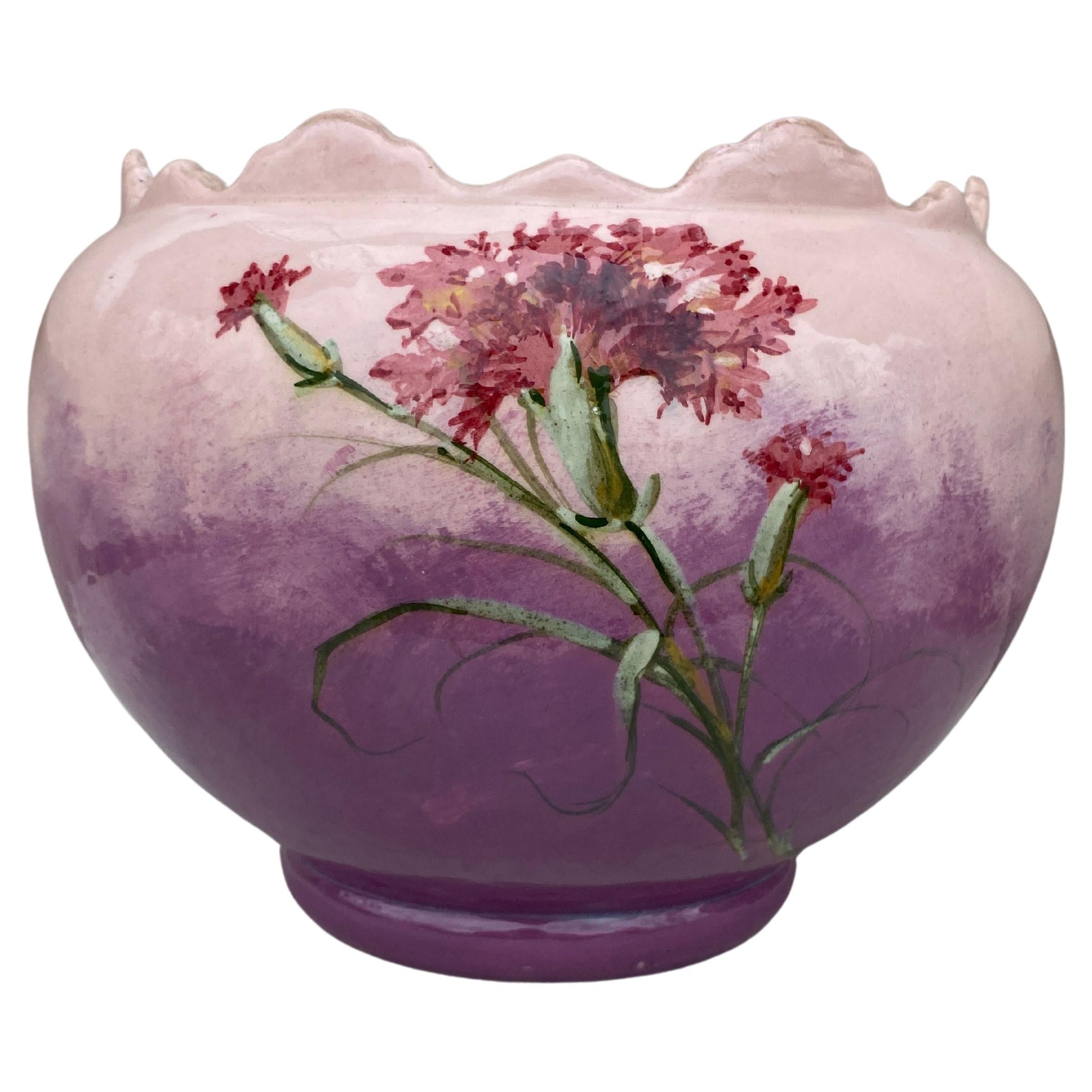 Grande vaso in maiolica francese con garofano Jérôme Massier Fils, circa 1890
Altezza / 9,3 pollici.
Diametro / 12 pollici.