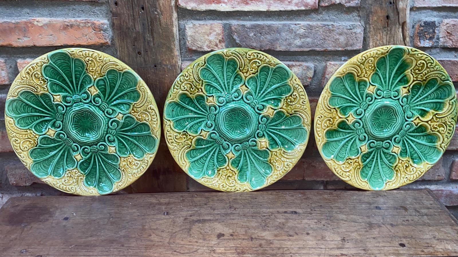 Piatto per ostriche in maiolica francese Celadon Orchies, circa 1910 In condizioni buone in vendita a Austin, TX
