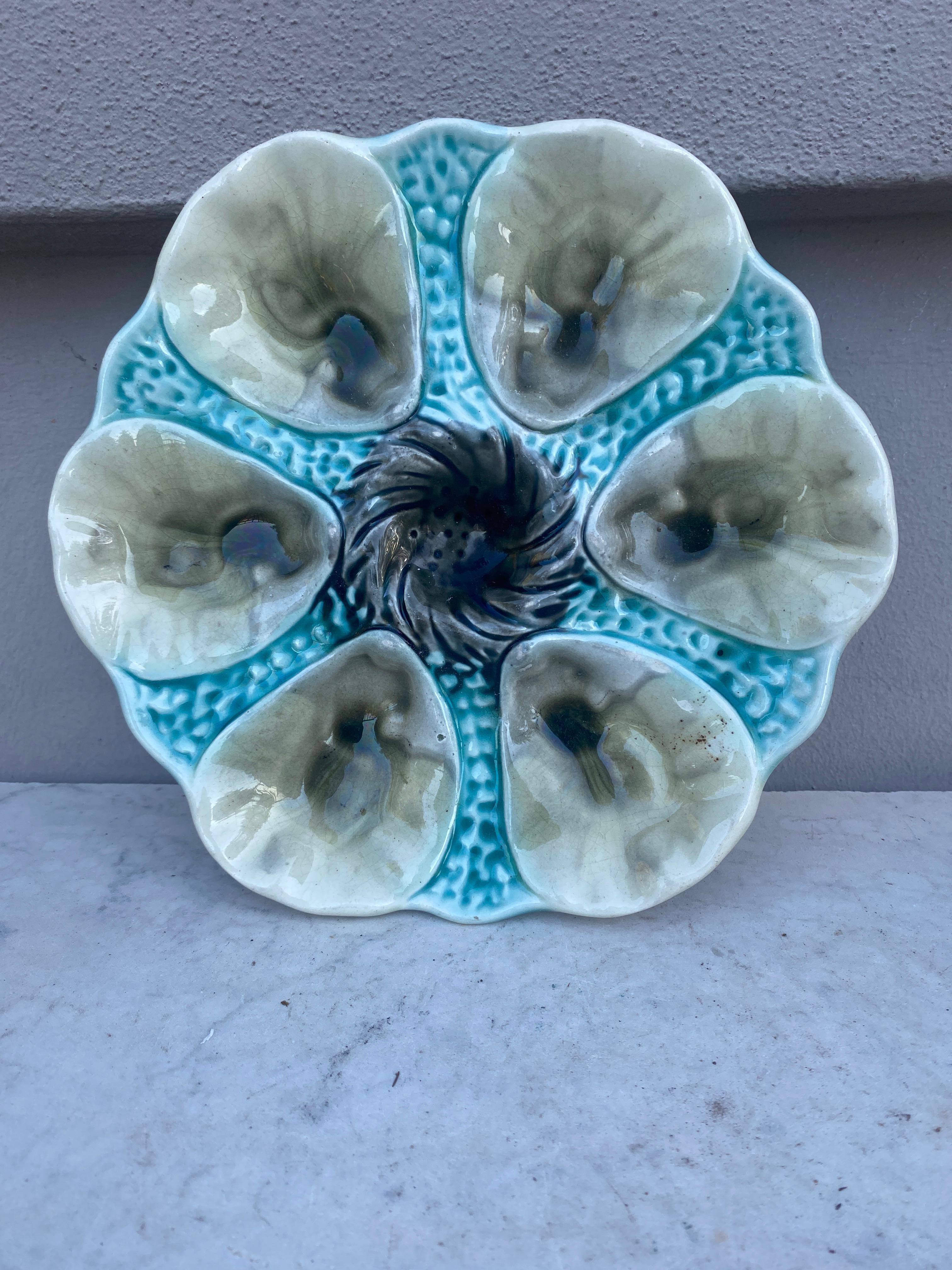 Piatto per ostriche in maiolica francese Celadon Orchies, circa 1910 in vendita 1