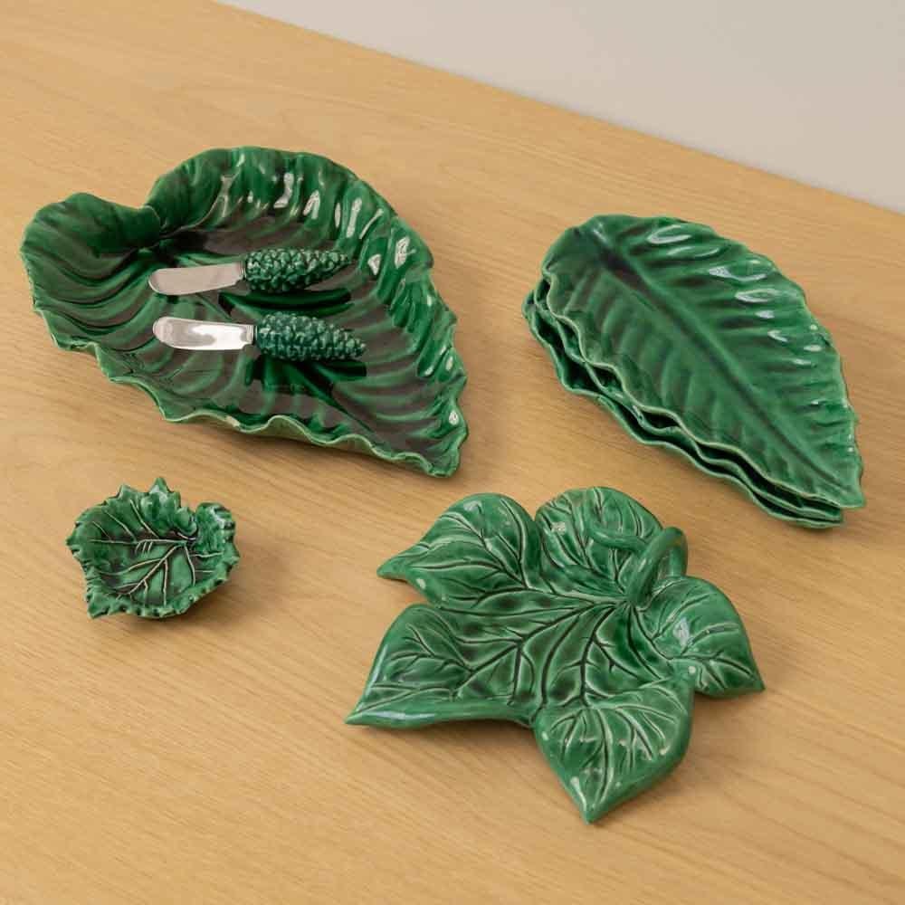 Magnifique service à feuilles en céramique Majolique de France, années 1970. Jolies feuilles en céramique avec une glaçure verte brillante. L'ensemble comprend 1 plat, 3 assiettes, 1 petite assiette, 1 petit plat et 2 couteaux à beurre. Magnifique