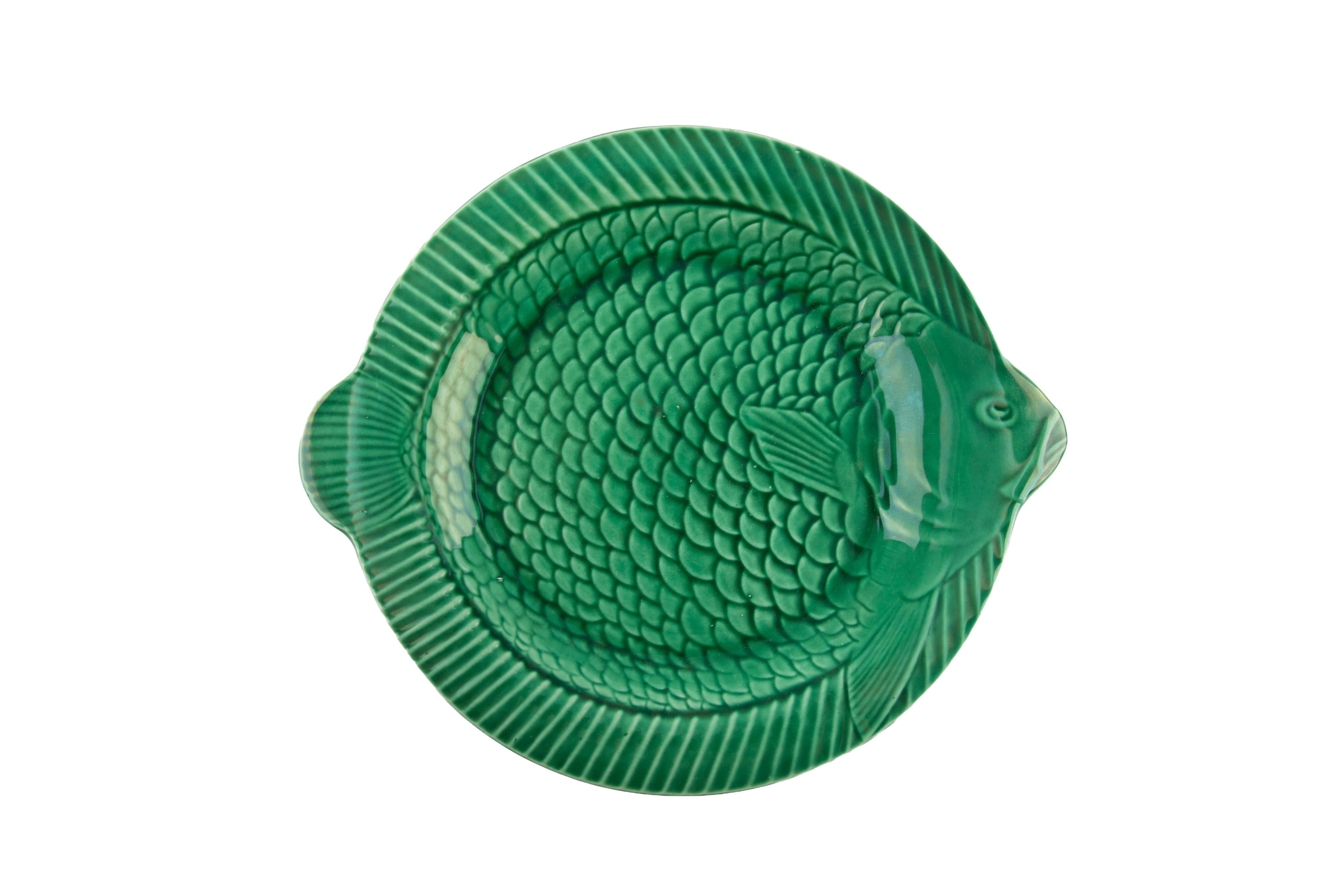 French Majolica Charm: Sarreguemines Green Fish Dining Set In Excellent Condition For Sale In New York, NY