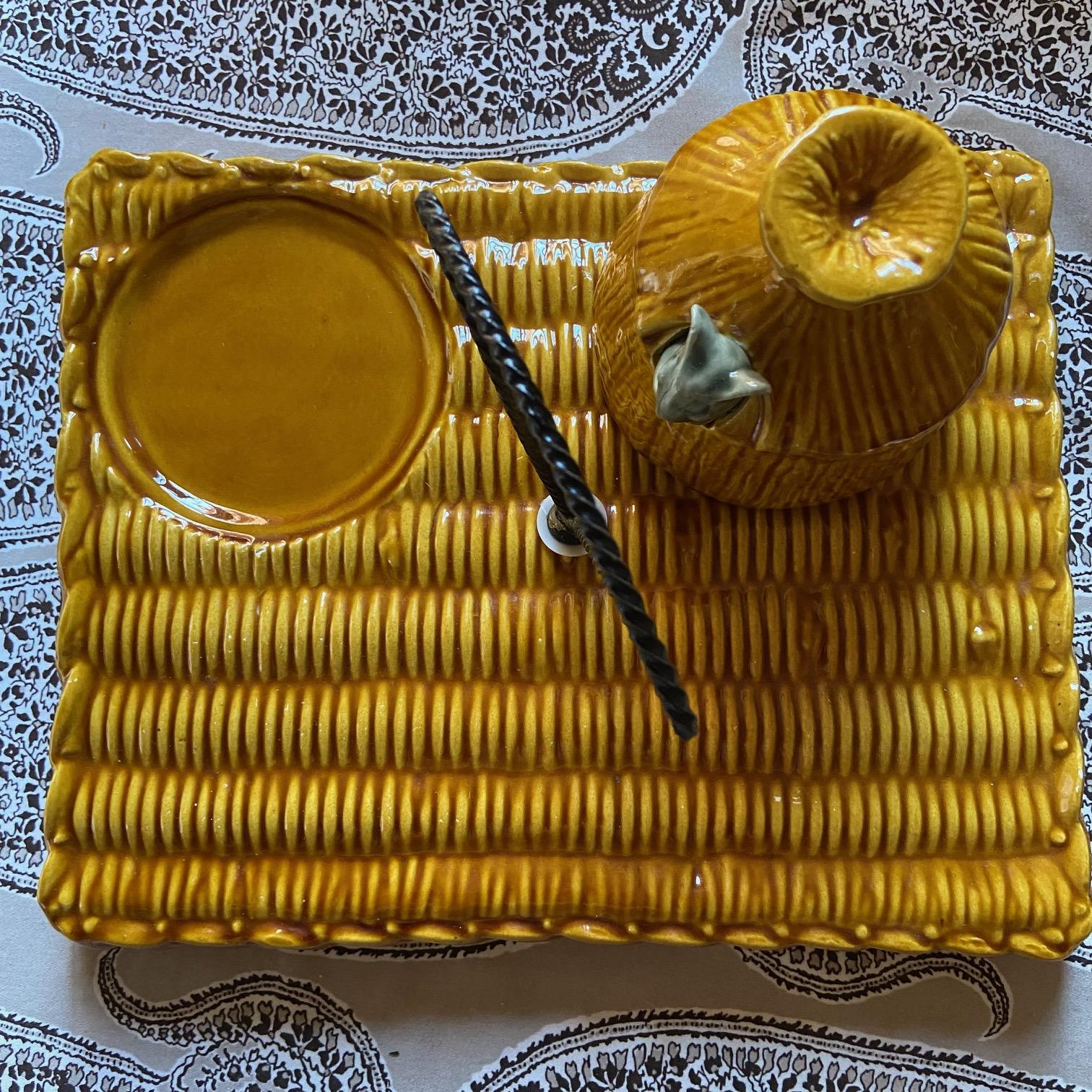 Rare plateau à fromage de Vallauris, avec son joli dôme en forme de souris pour le beurre.

En bon état, avec des rayures mineures sur la peinture (voir les deux dernières photos).