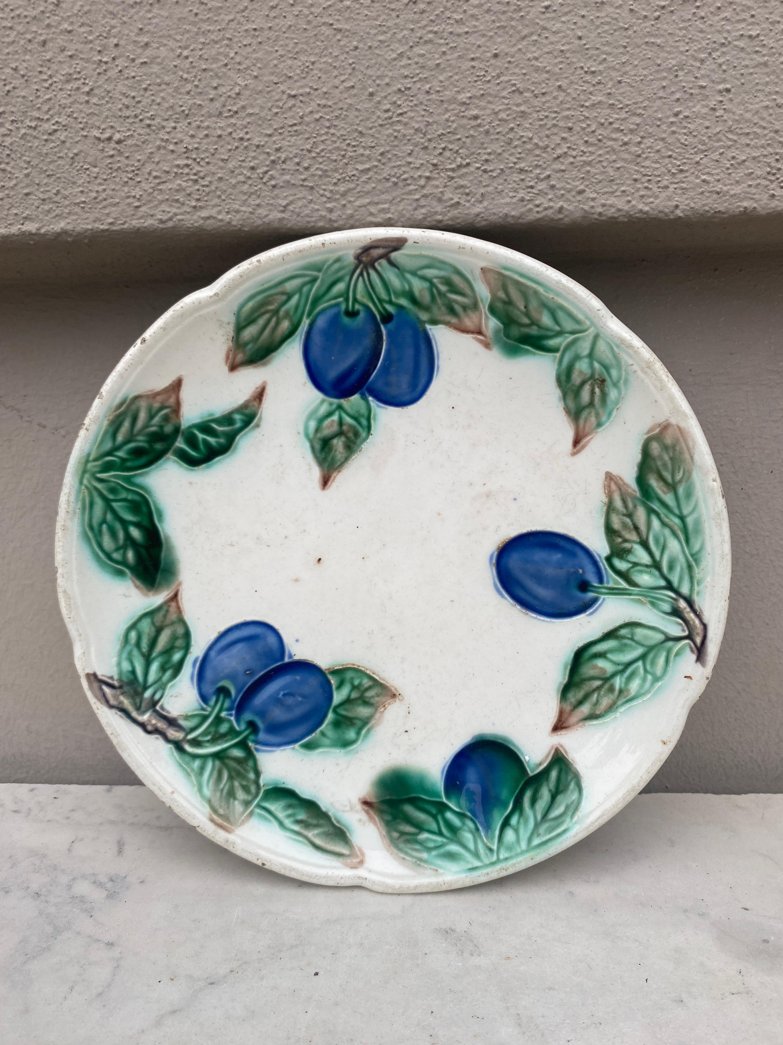 French Majolica Cherries Plate, circa 1890 In Good Condition For Sale In Austin, TX