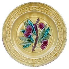 Französischer Majolikateller Kirschen Luneville, um 1880