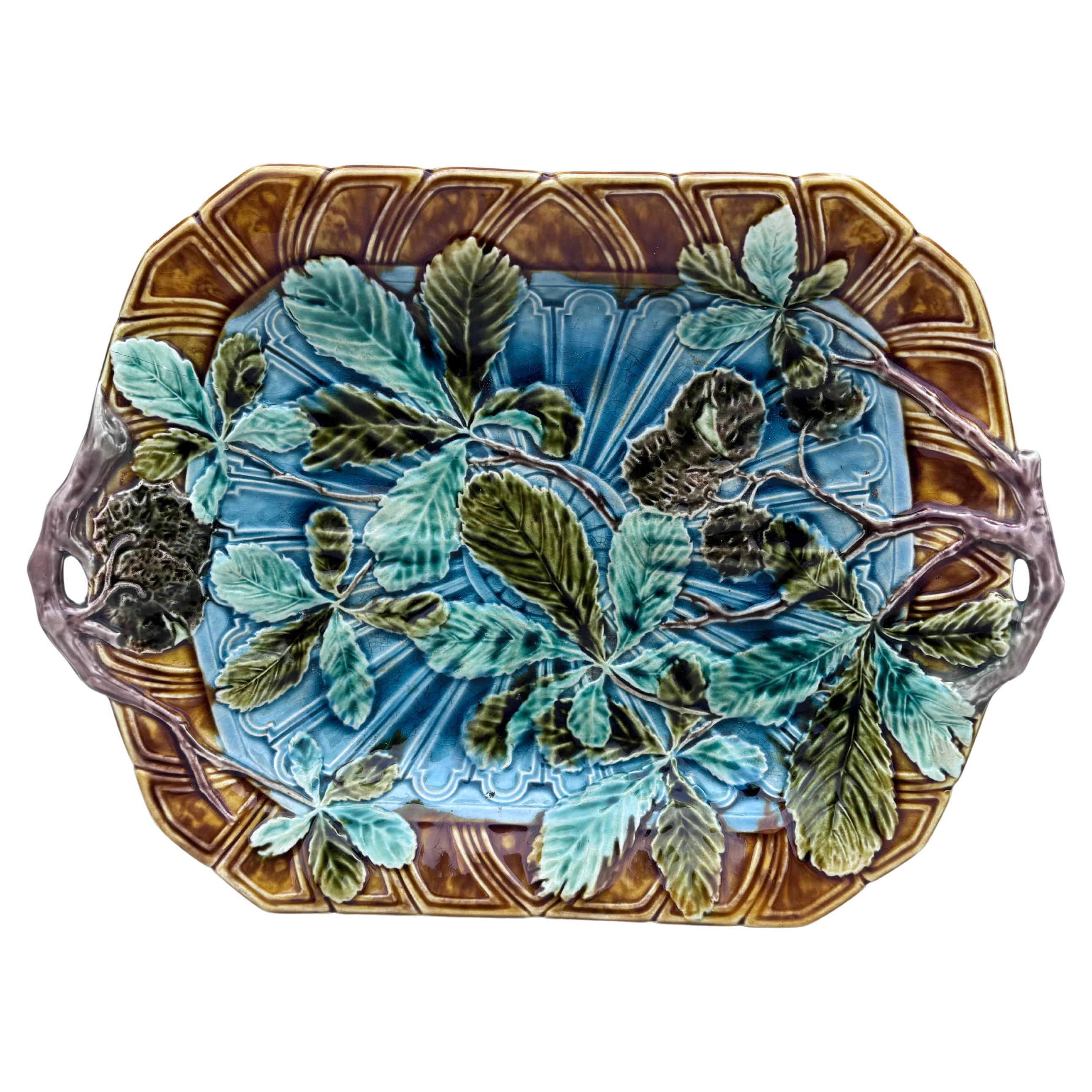 Raro plato francés de mayólica de castaño firmado Sarreguemines Majolica circa 1870.