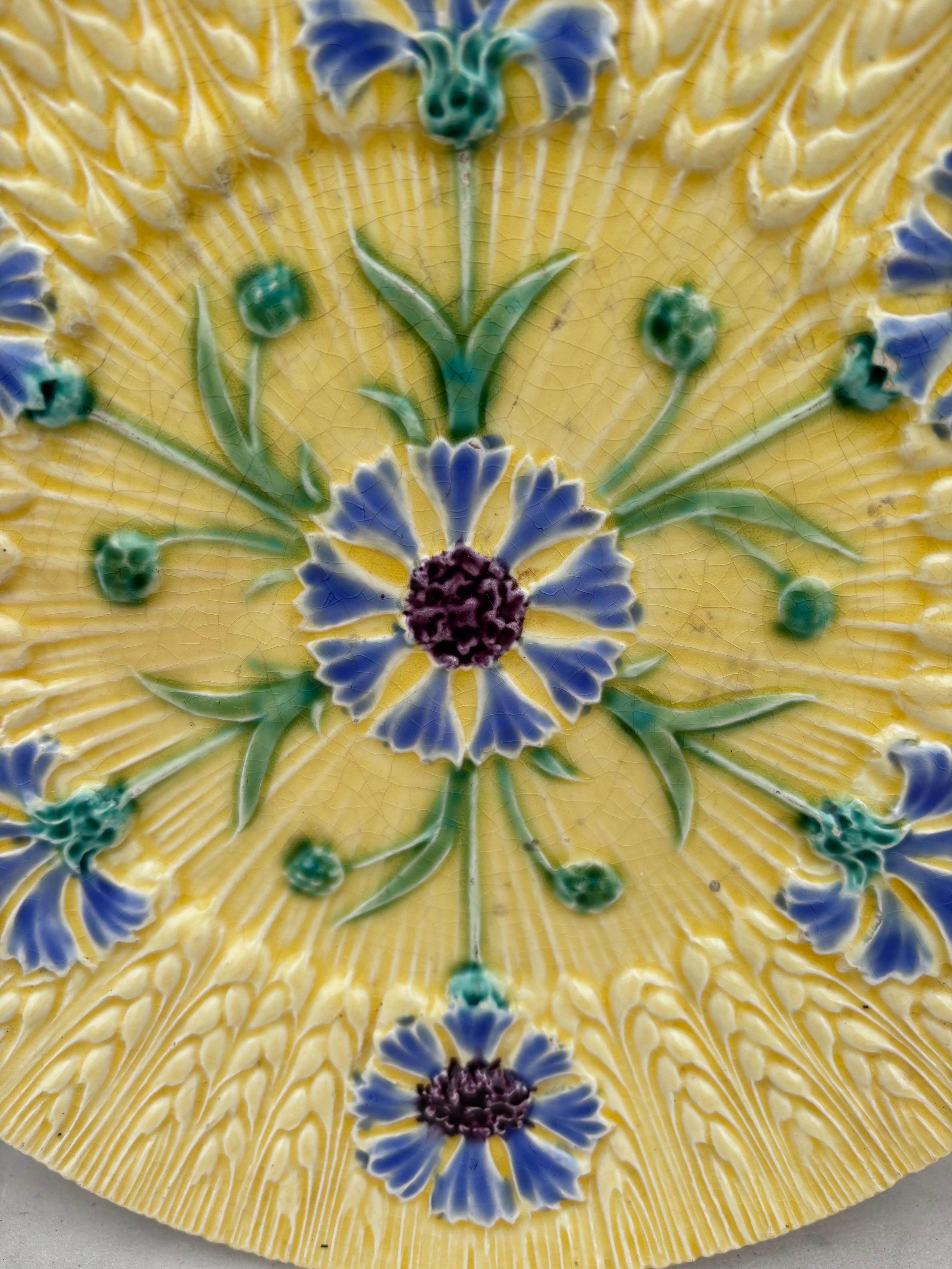 Piatto in maiolica francese con fiordaliso e grano di Sarreguemines, circa 1890.