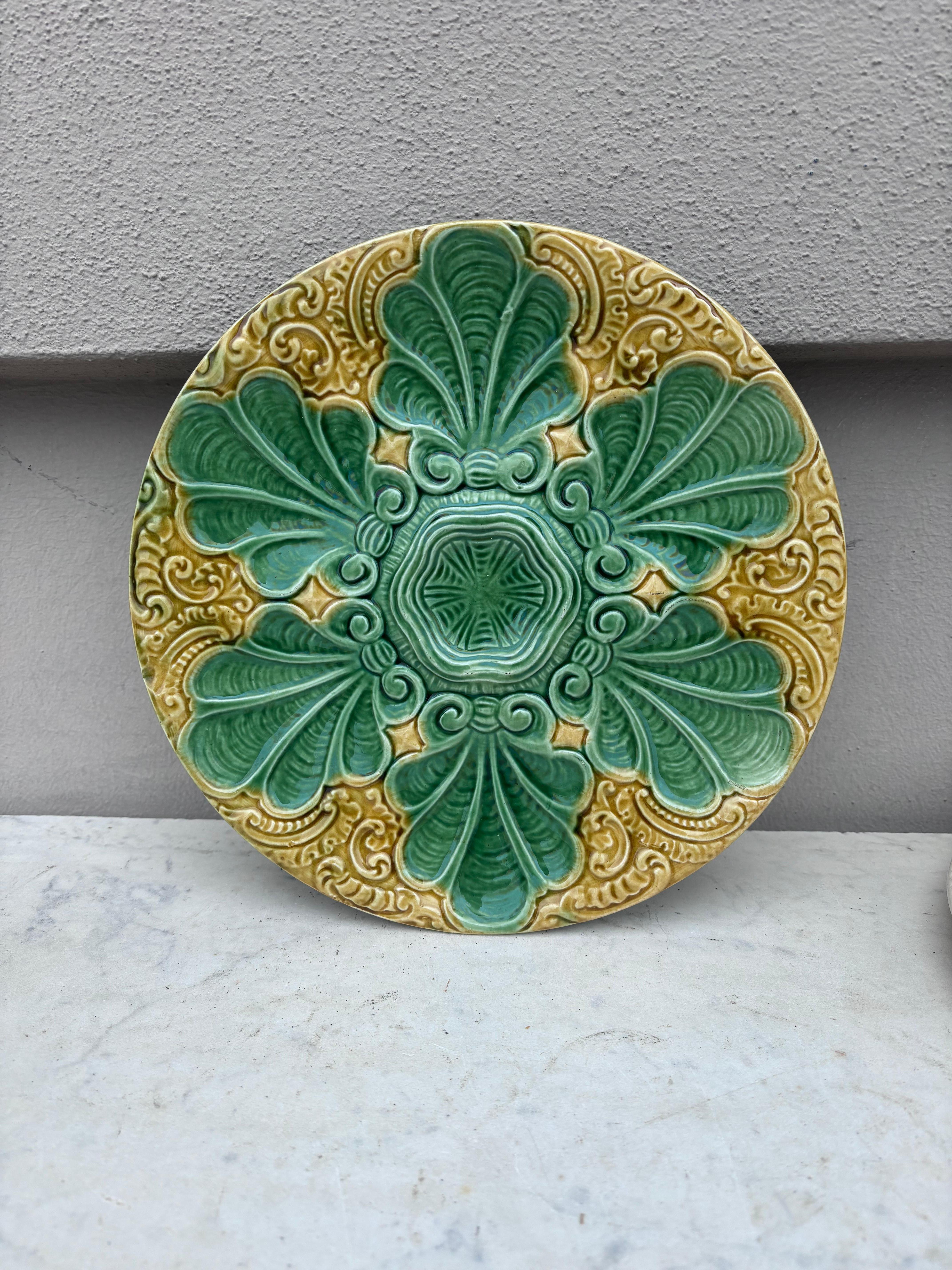 Piatto in maiolica francese Sarreguemines, CIRCA 1890 In condizioni buone in vendita a Austin, TX