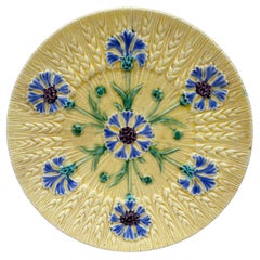 Französischer Kornblumenteller aus Majolika aus Sarreguemines, um 1890