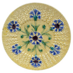 Französischer Kornblumenteller aus Majolika aus Sarreguemines, um 1890