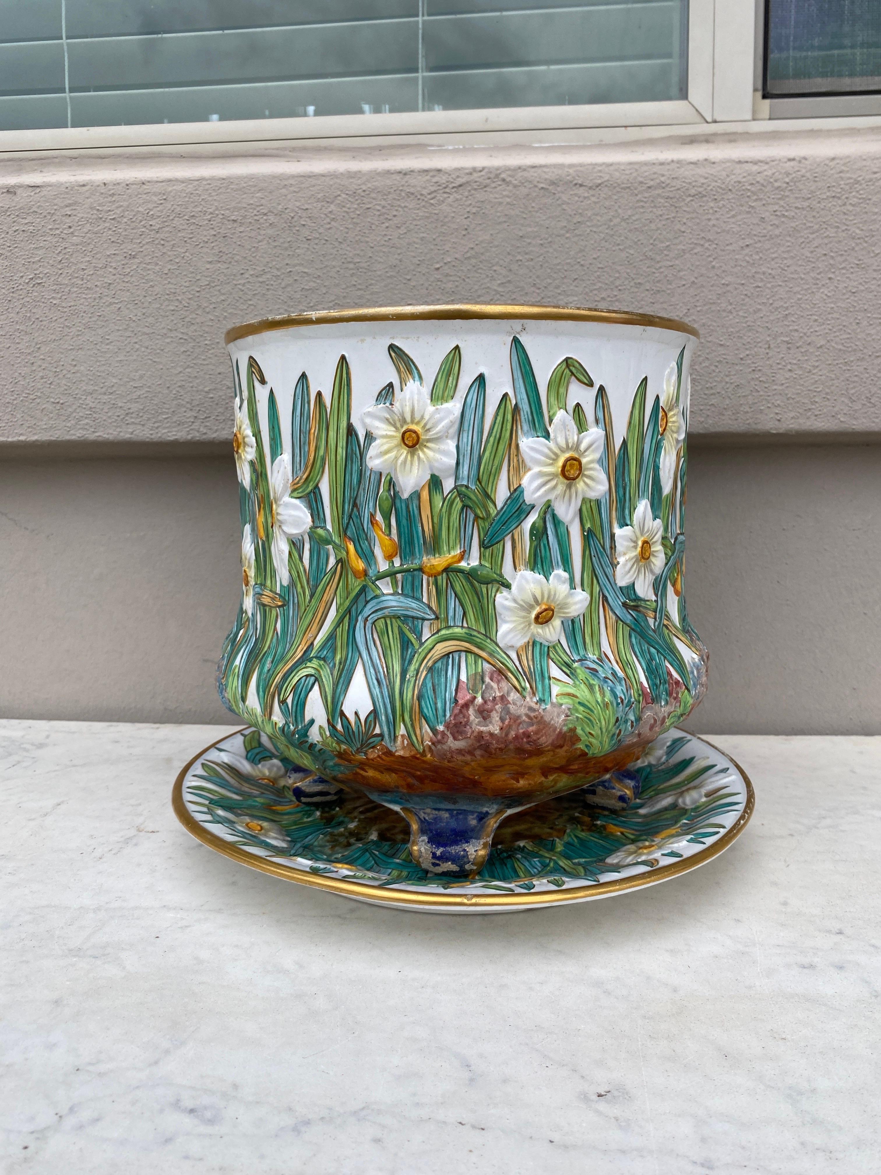 French Majolica Daffodil Cache Pot Creil & Montereau, Circa 1890.
Total height / 10.3 inches.
Platter / 11.5 inches diameter.
Cache pot / height :9.3 inches, diameter: 10 inches.

