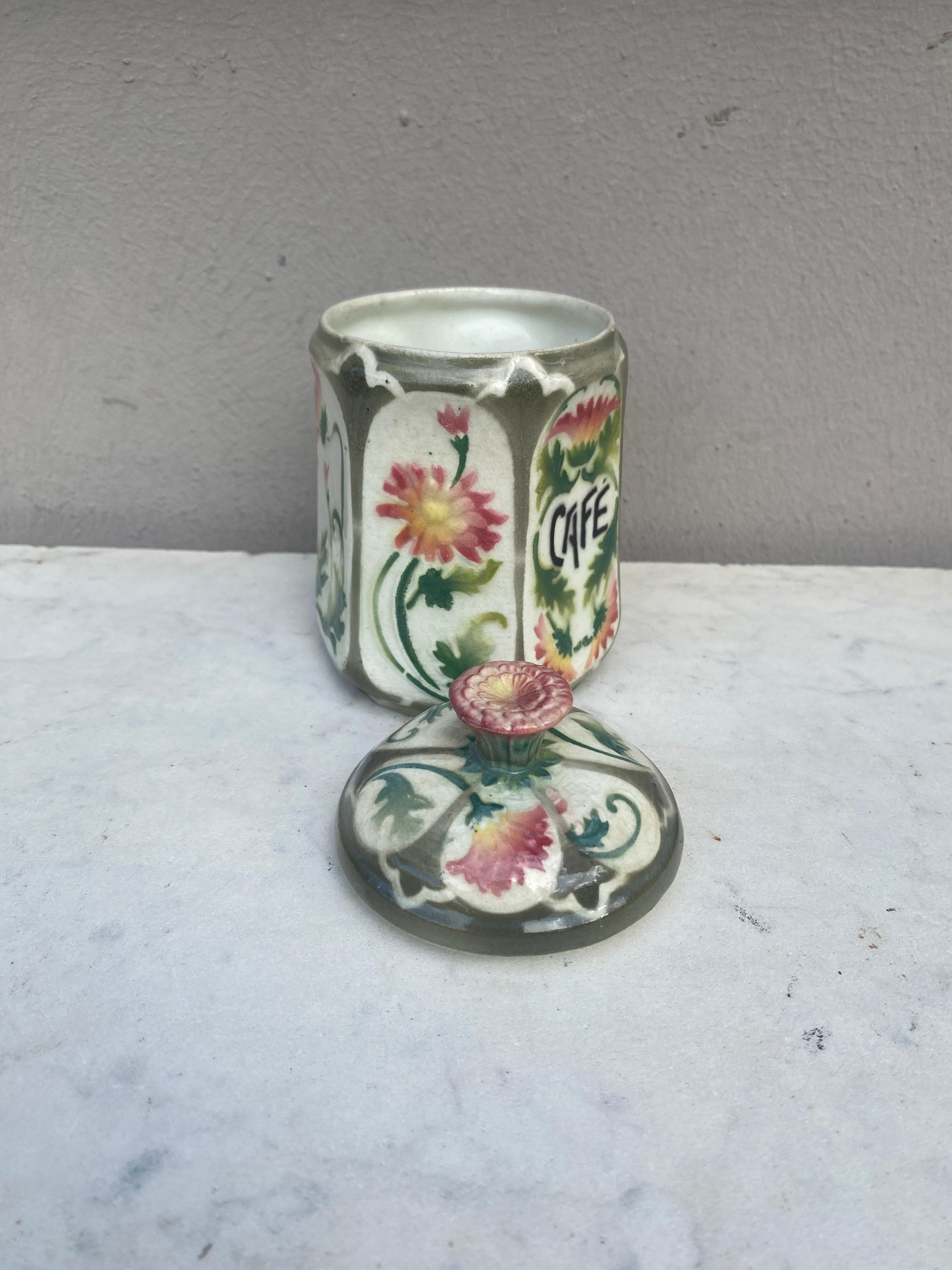 French Majolica Daisies Kitchen Coffee Canister signed Saint Clement Keller & Guerin Circa 1900.
H / 5.2 inches.
Coffee / Cafe in French.