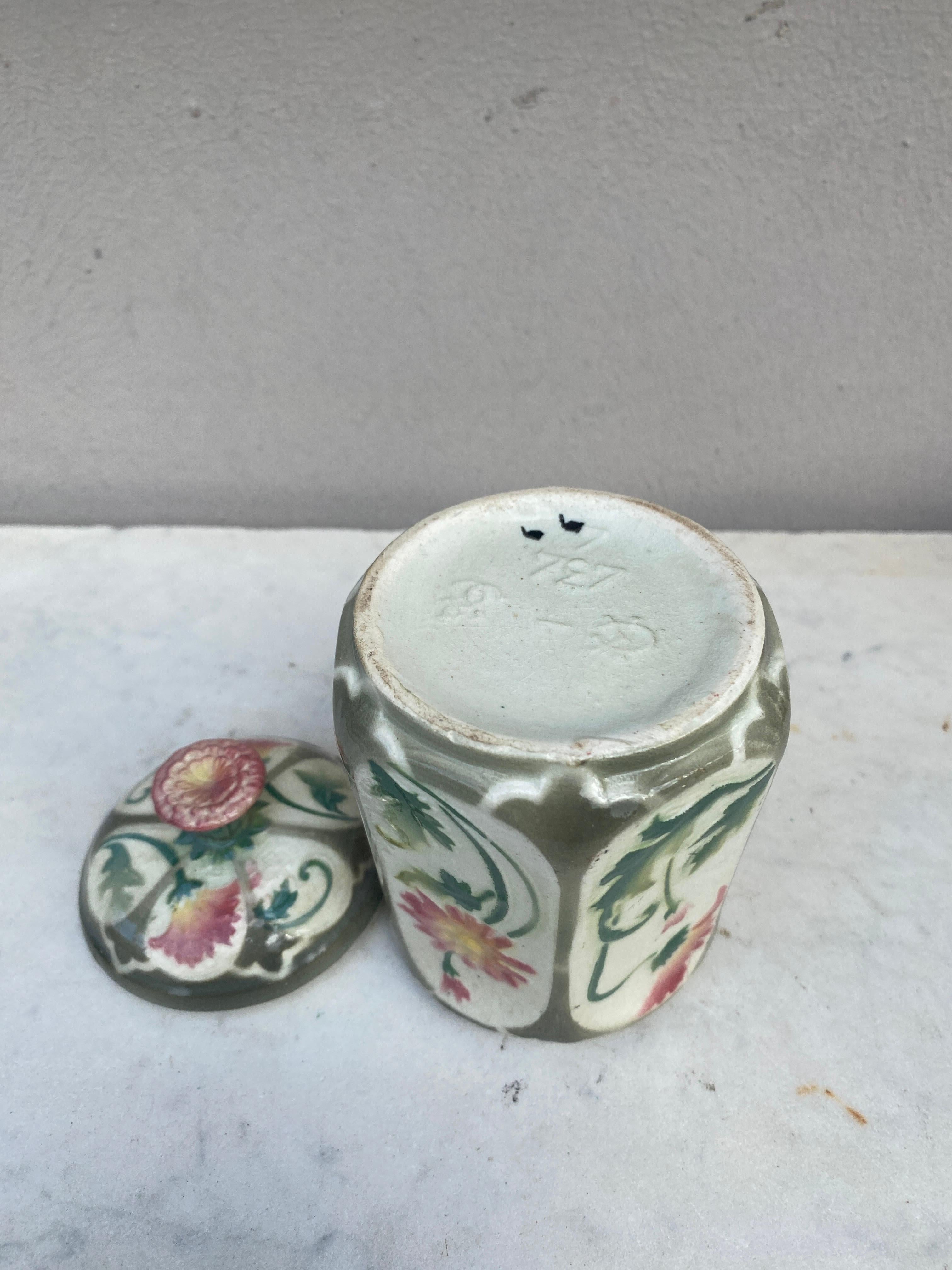 French Majolica Daisies Kitchen Coffee Canister Circa 1900 In Good Condition For Sale In Austin, TX