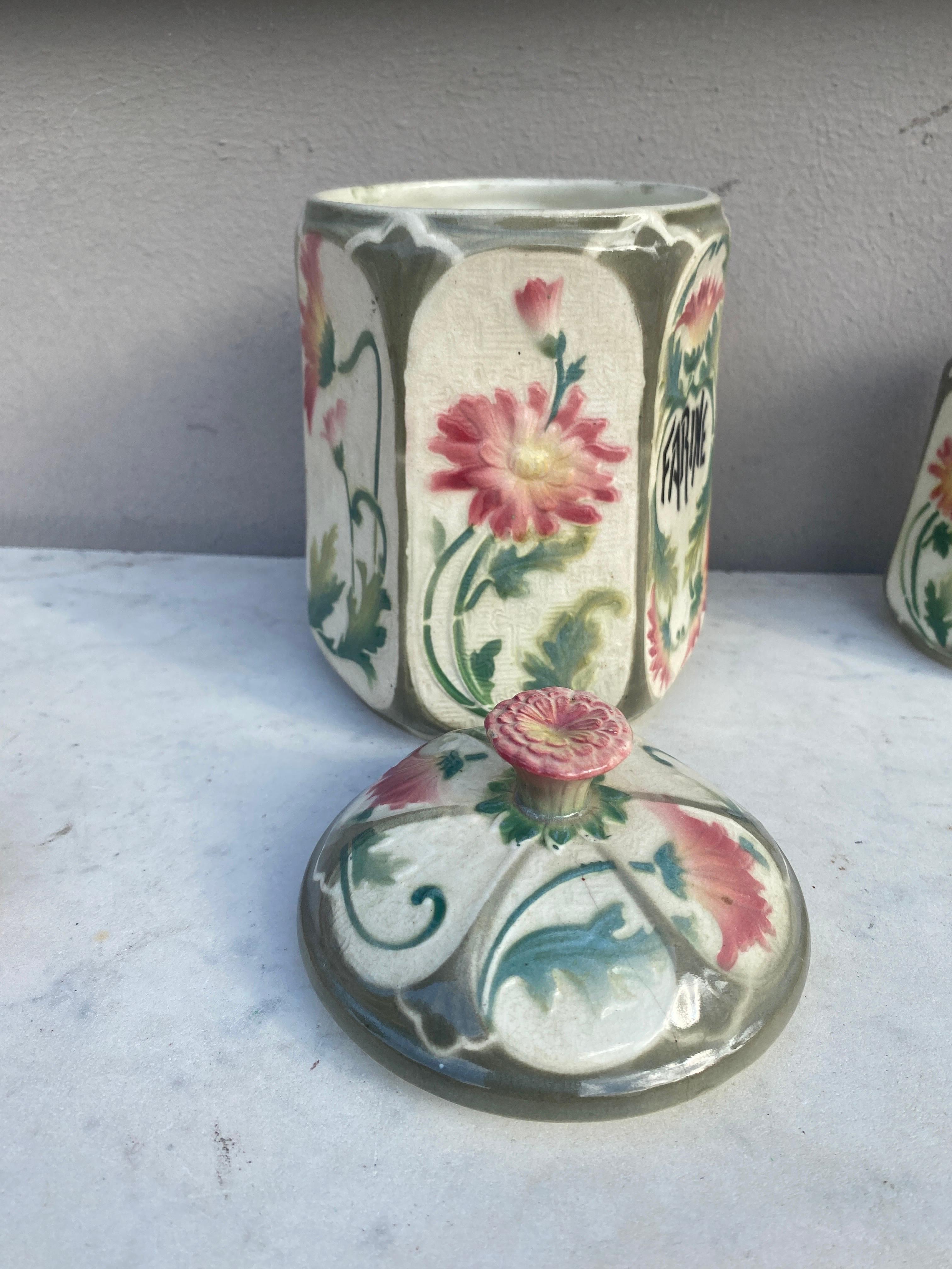 French Majolica Daisies Kitchen Flour Canister Circa 1900 In Good Condition For Sale In Austin, TX