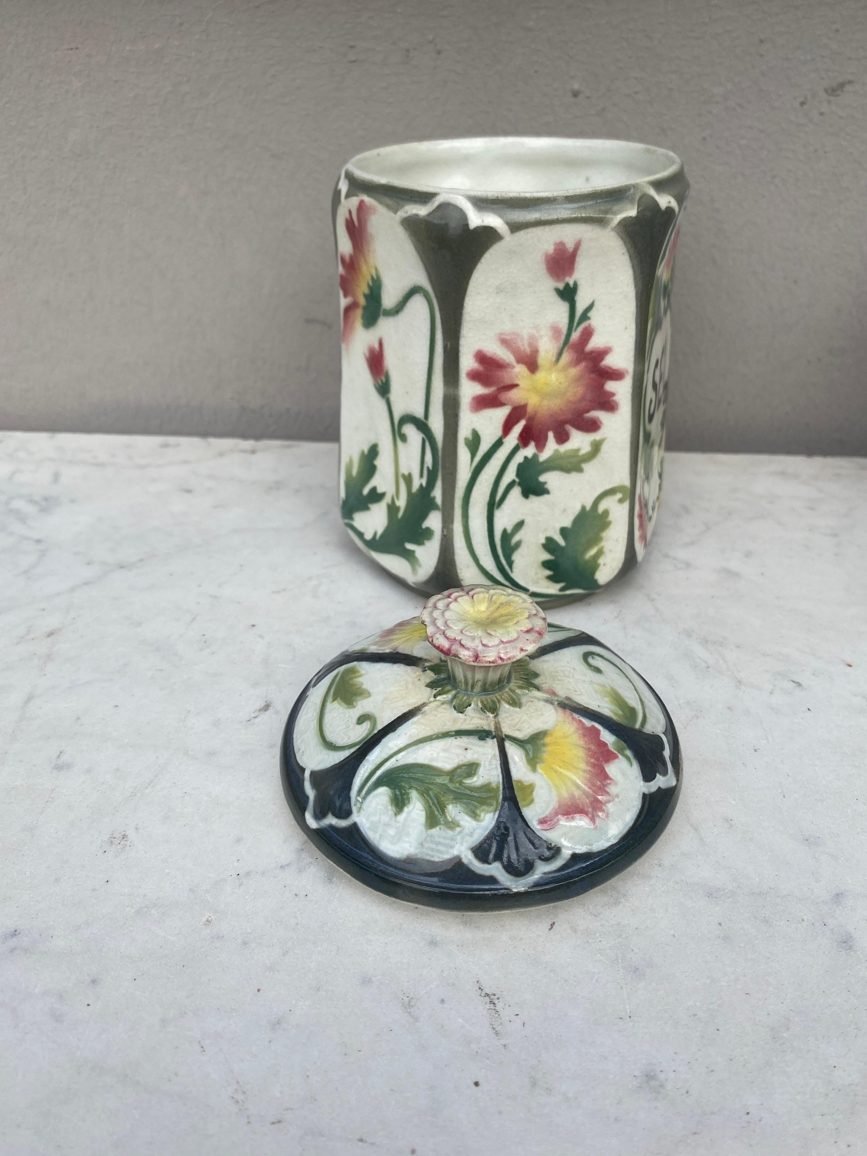 French Majolica Daisies Kitchen Salt Canister Circa 1900 In Good Condition For Sale In Austin, TX