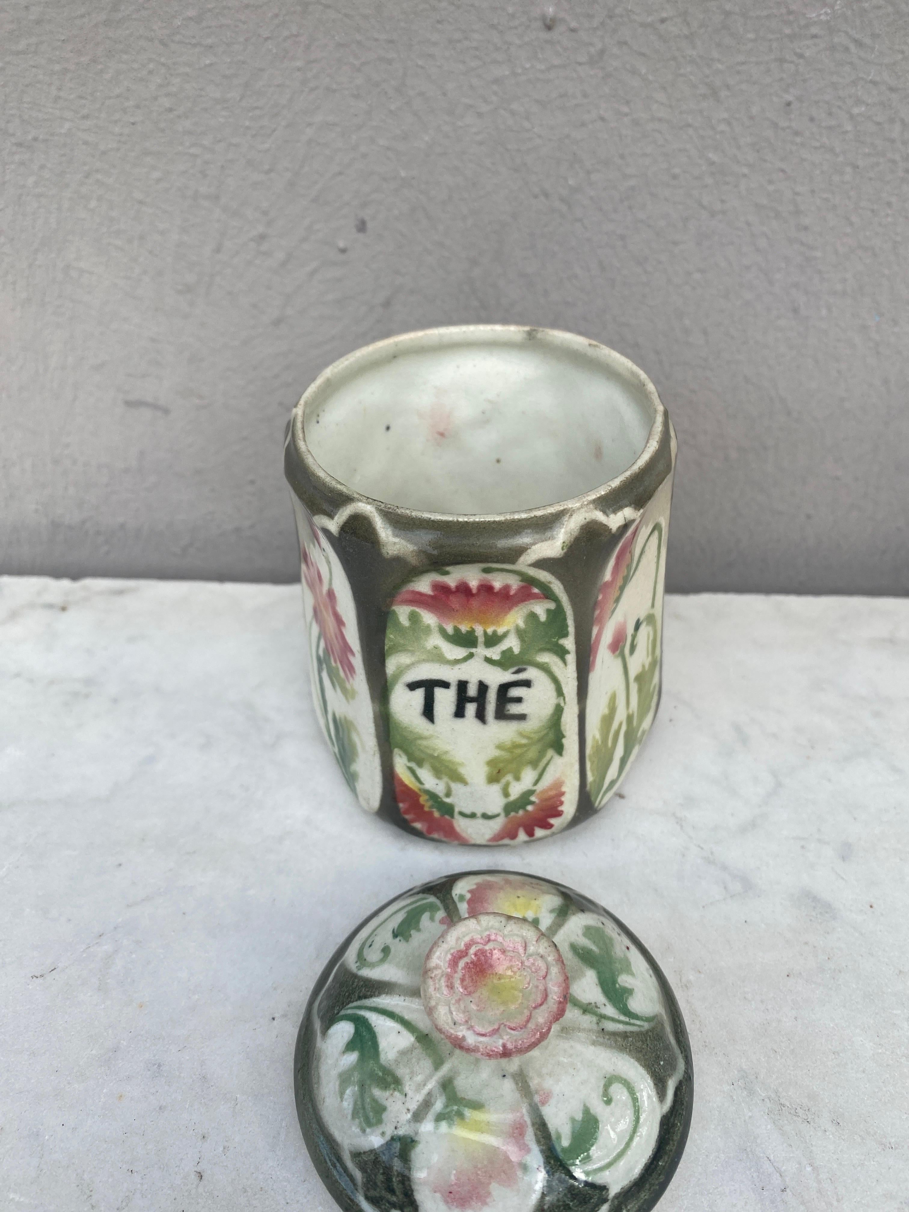 French Majolica Daisies Kitchen Tea Canister Circa 1900 In Good Condition For Sale In Austin, TX