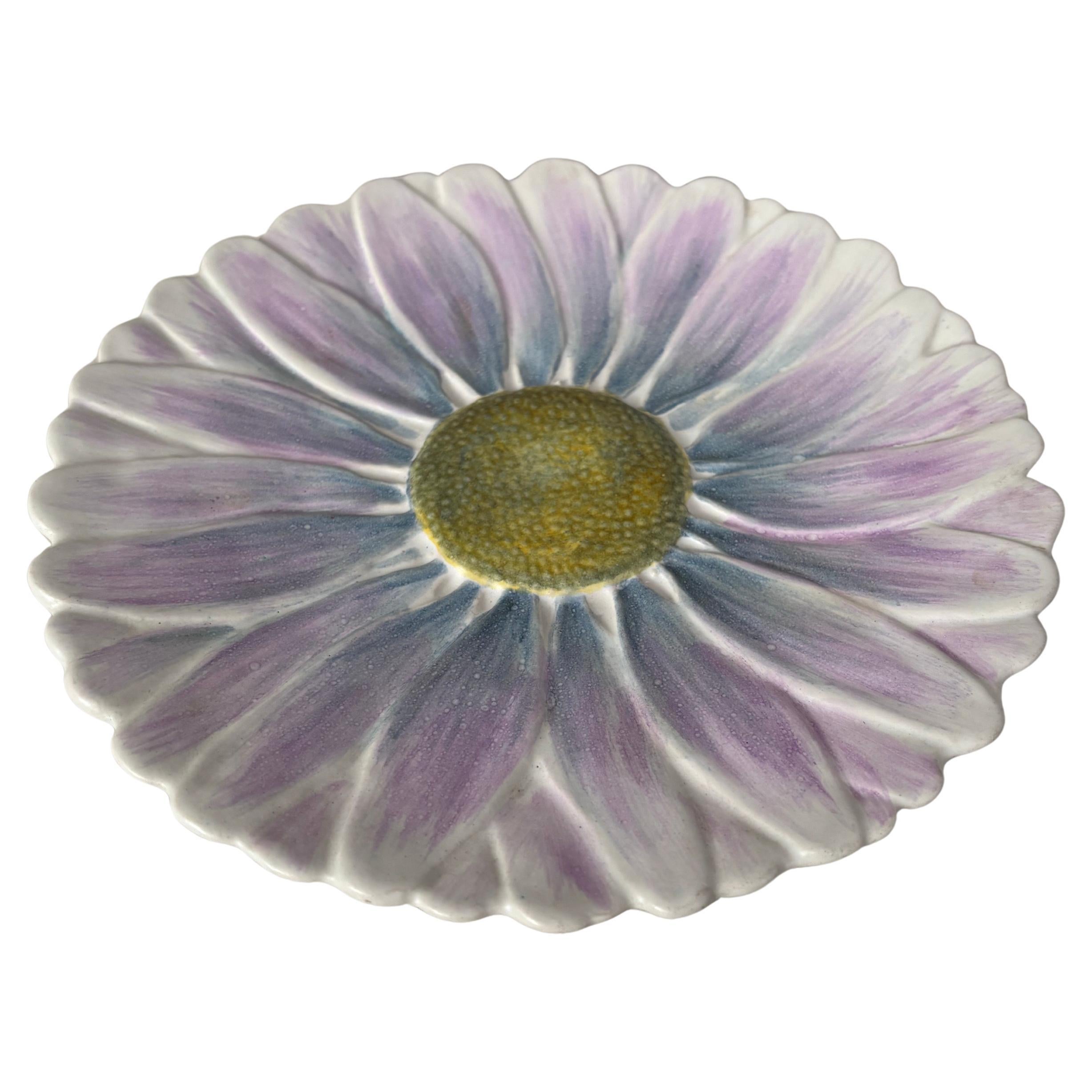 Maiolica francese Daisy Marcel Guillot Vallauris, 1950 circa.
Diametro di 8,2 pollici.