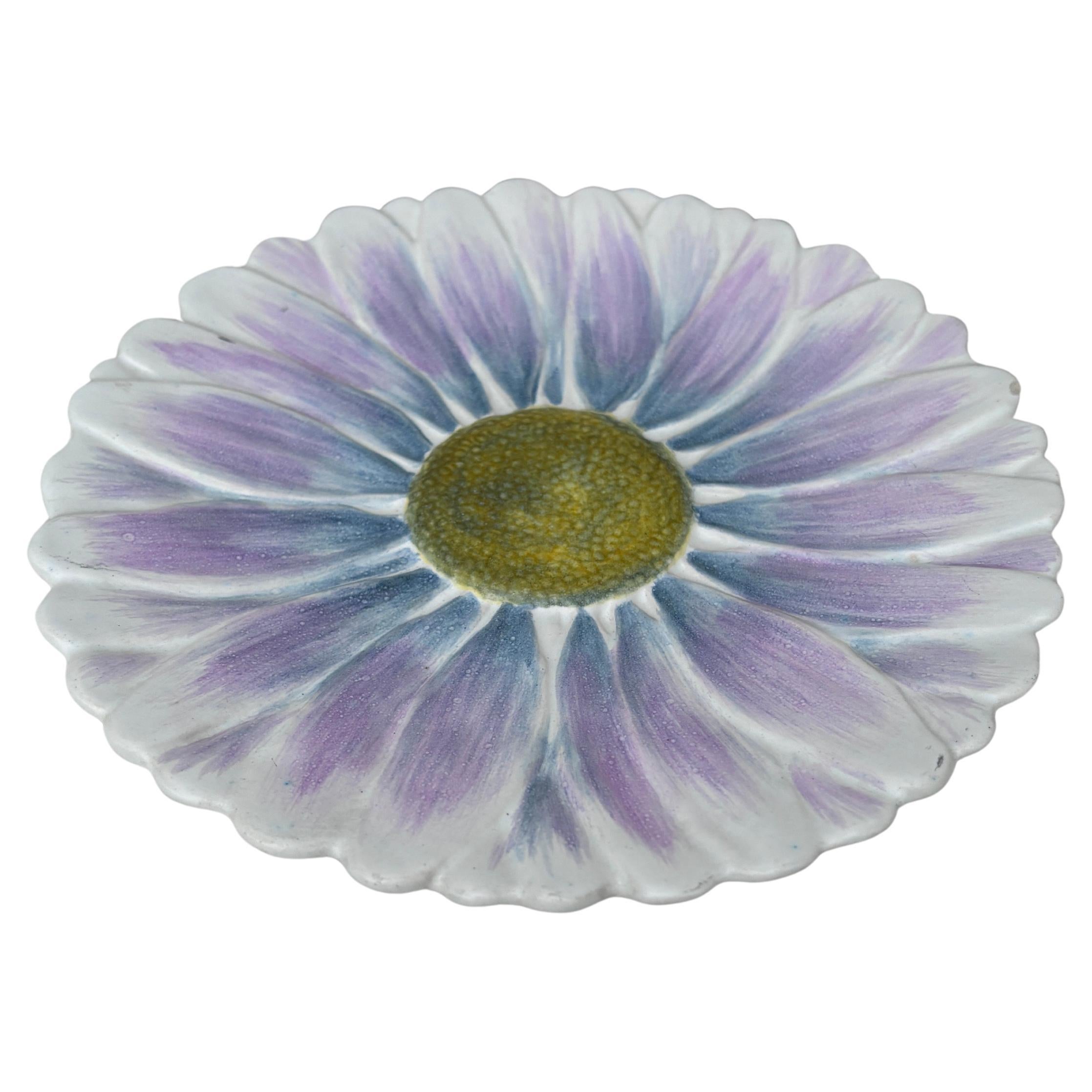 Mayólica francesa Daisy Marcel Guillot Vallauris, hacia 1950.
8,2 pulgadas de diámetro.