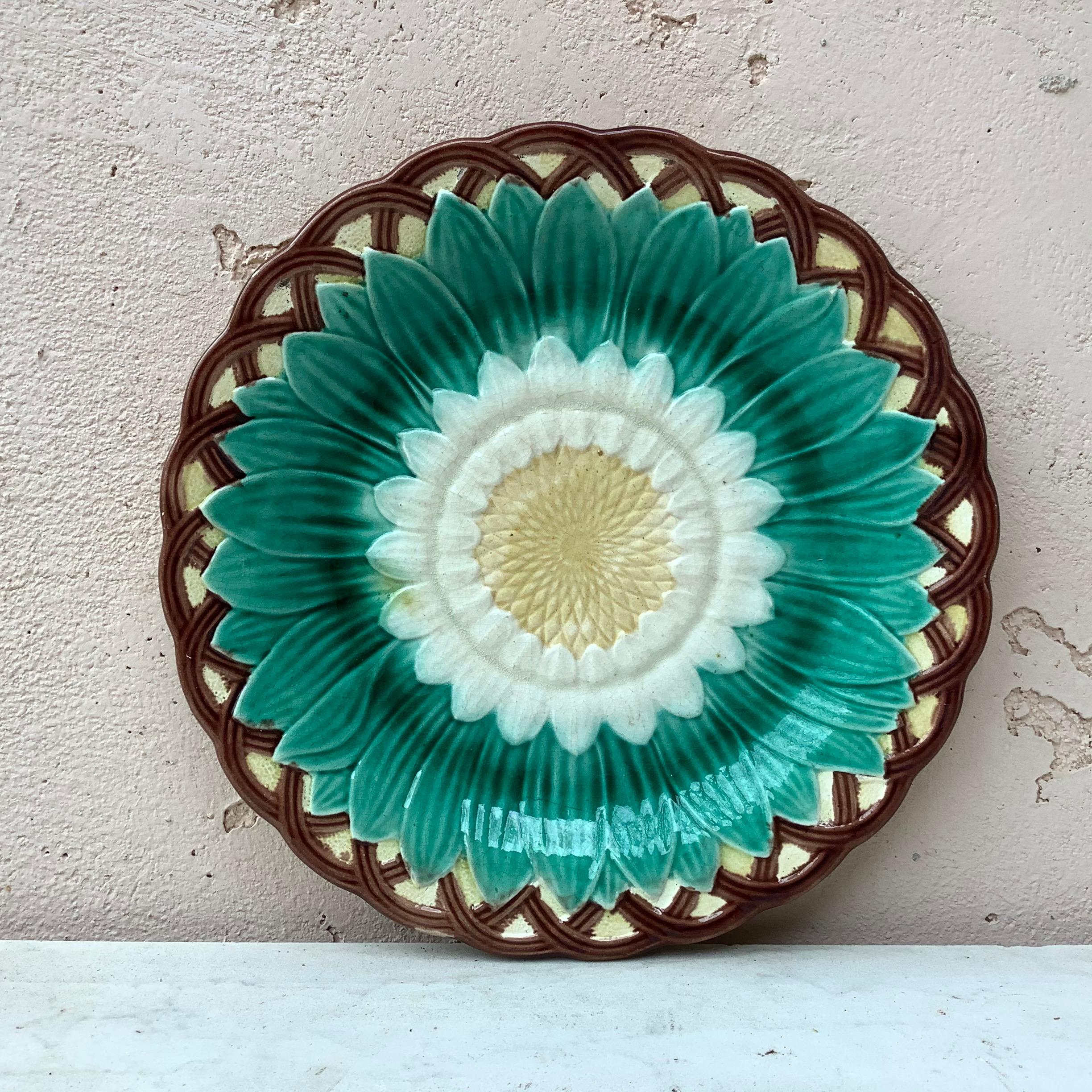Late 19th Century French Majolica Daisy Plate Orchies, circa 1880