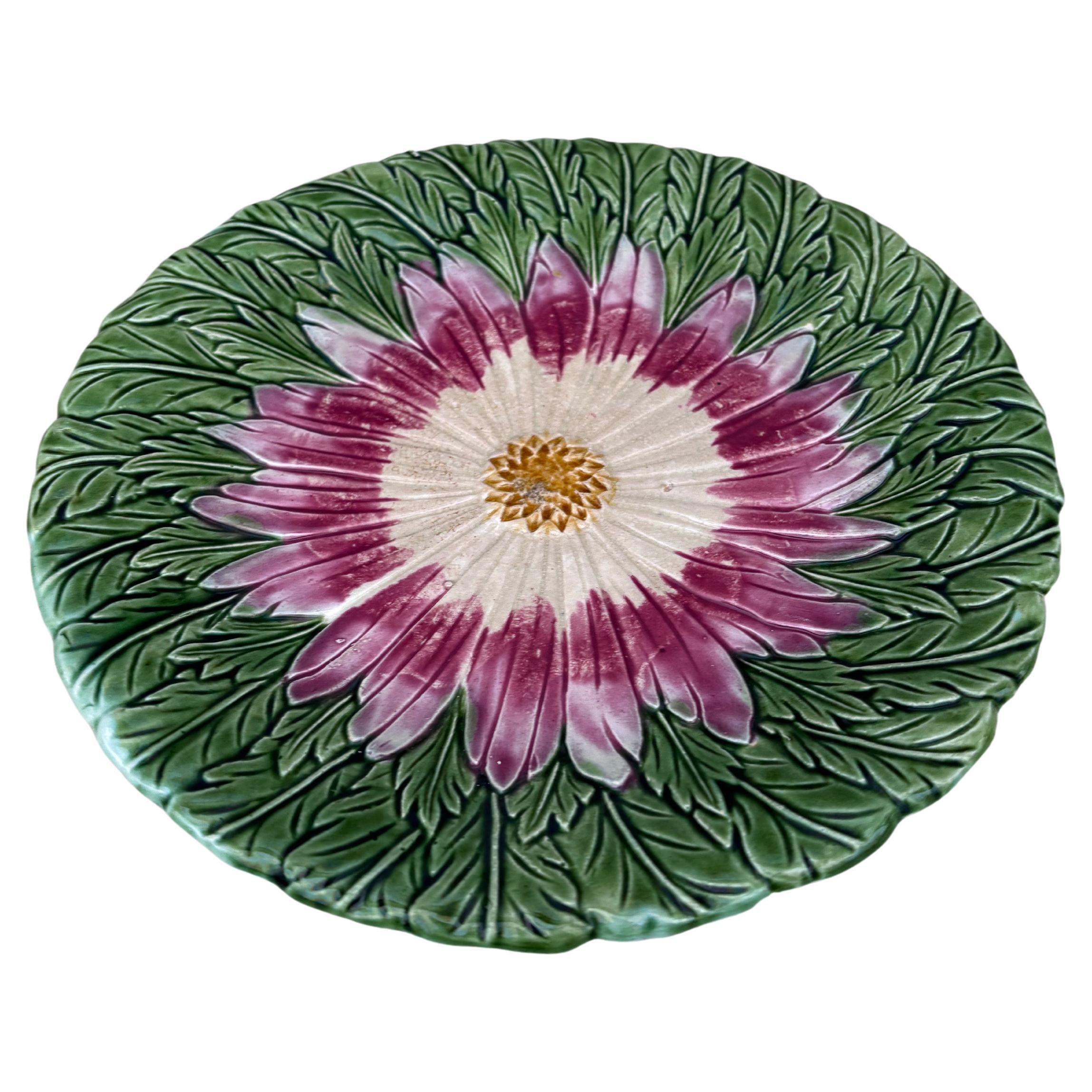 French Majolica daisy plate Orchies unsigned, circa 1890.