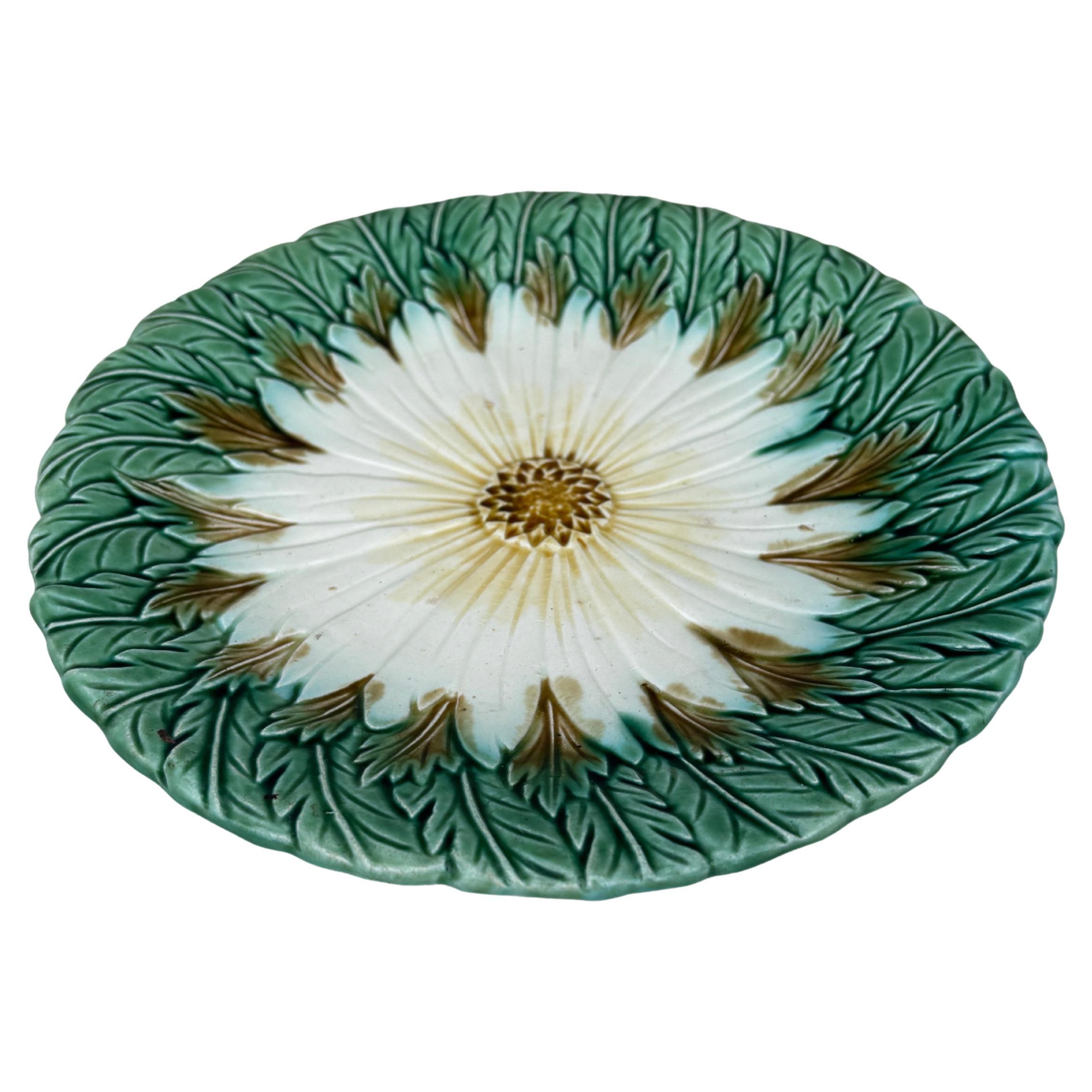 Assiette à marguerite en majolique française Orchies non signée, vers 1890.