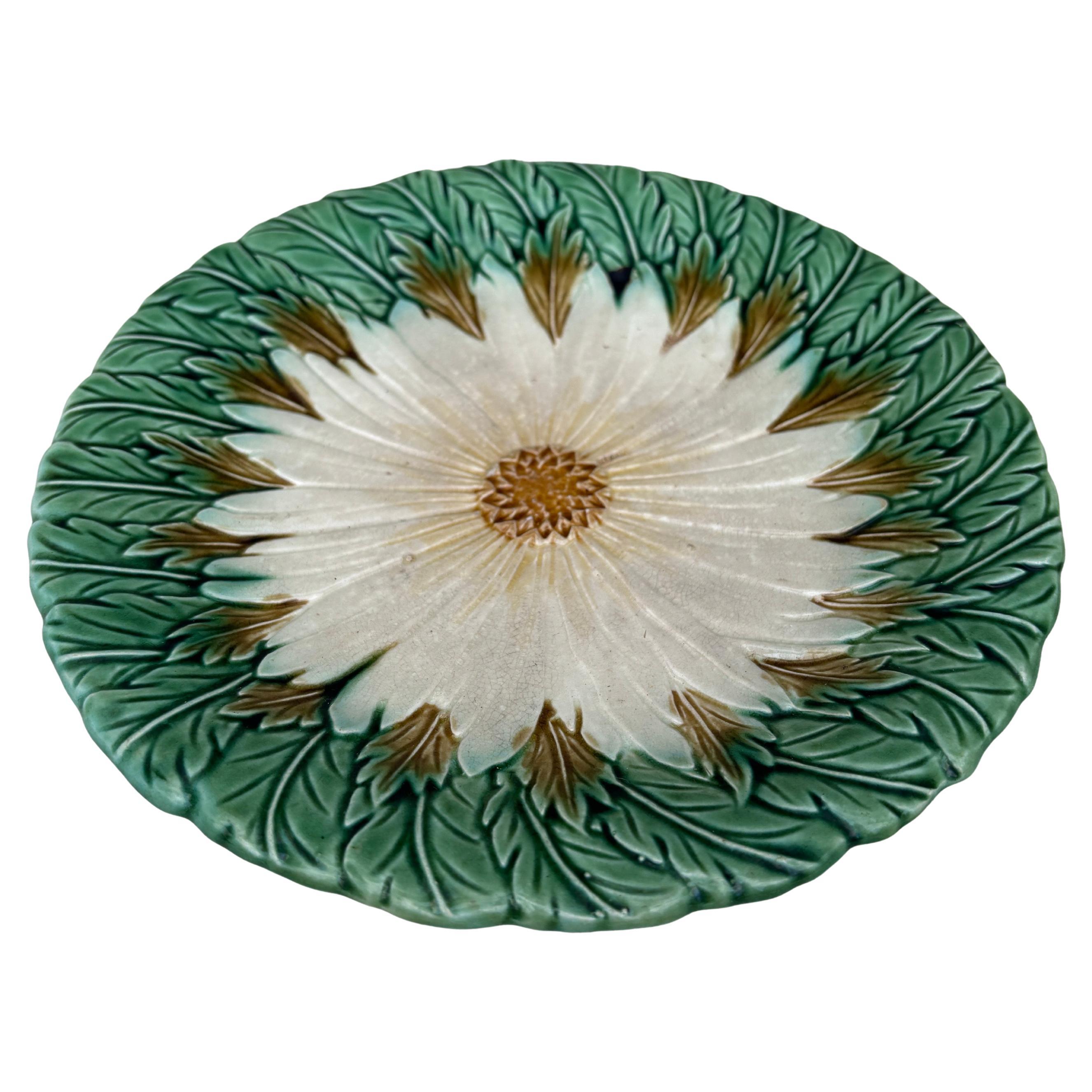 Assiette à marguerite en majolique française Orchies non signée, vers 1890.