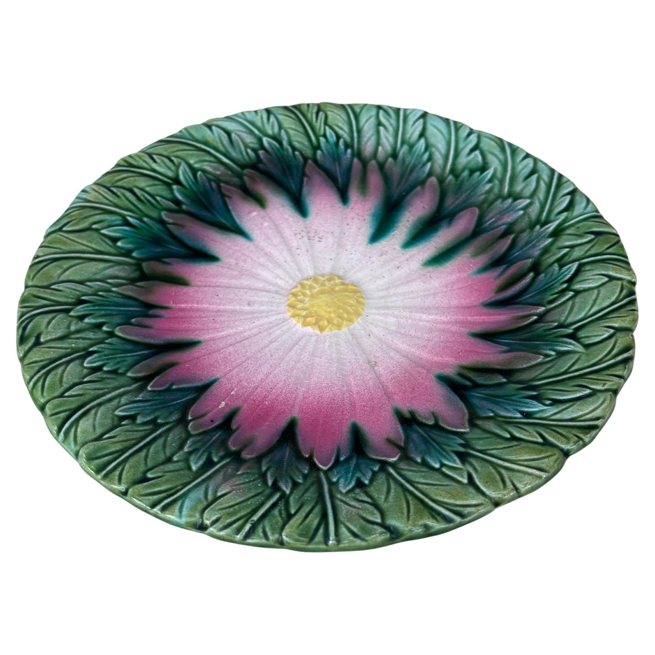 Assiette à marguerite en majolique française Orchies non signée, vers 1890.