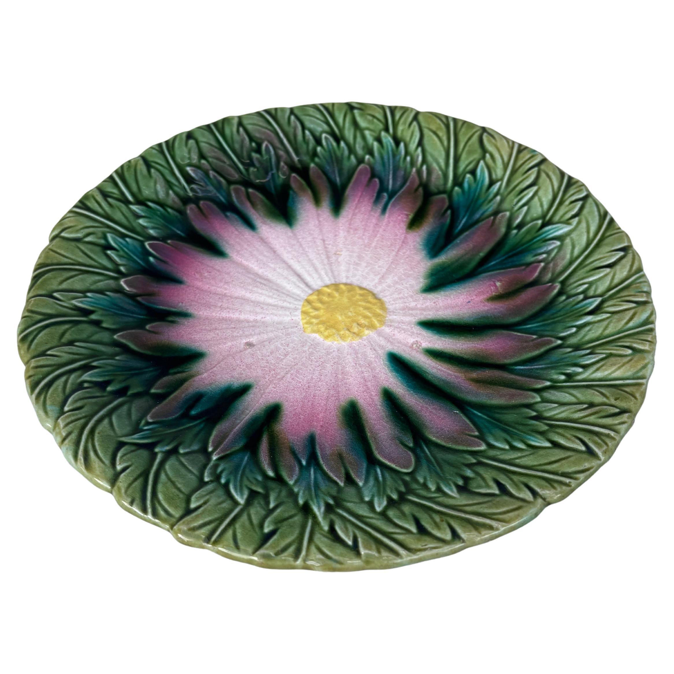 Assiette à marguerite en majolique française Orchies non signée, vers 1890.