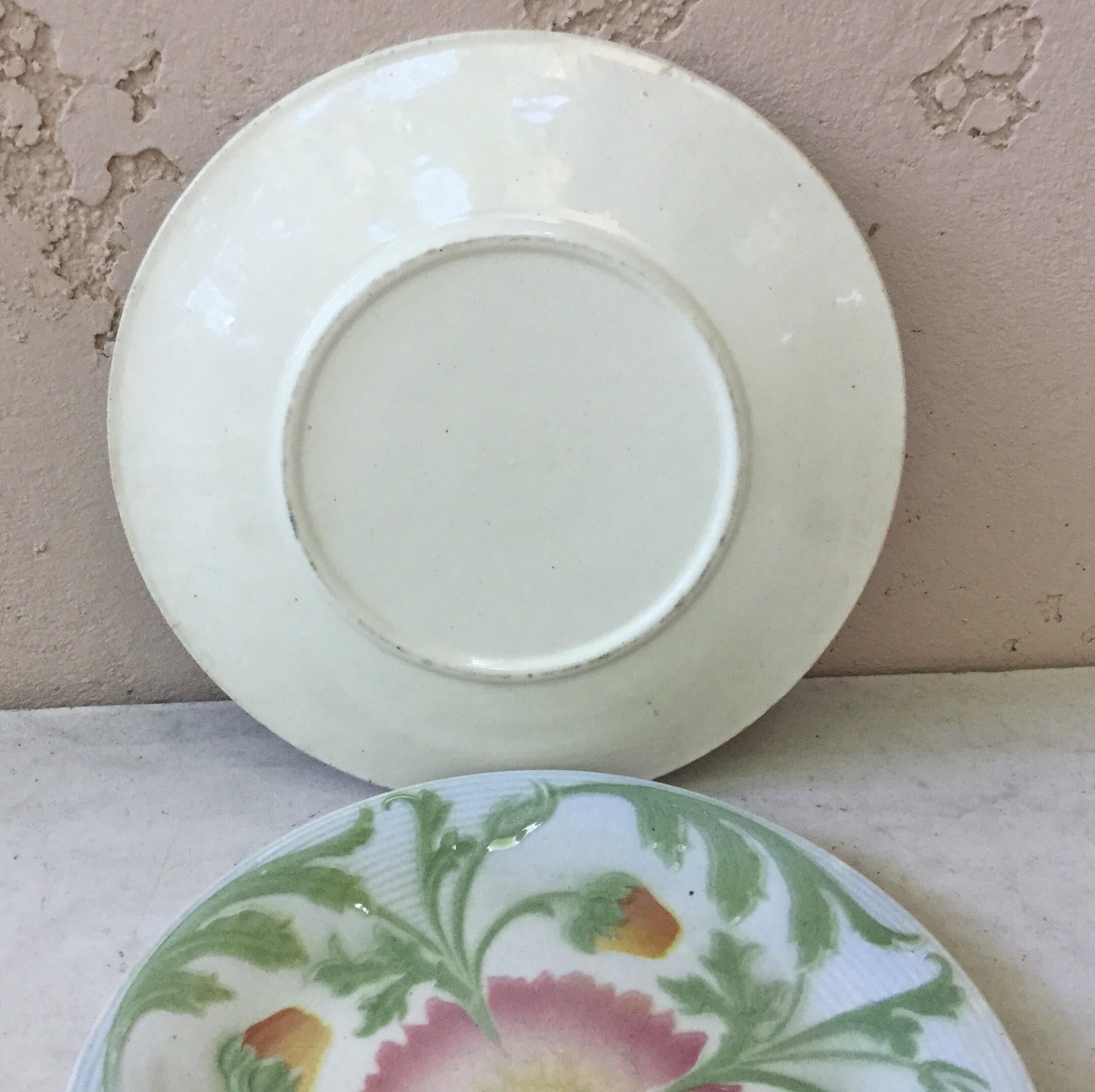 French Majolica Daisy Plate Saint Clement, circa 1900 In Good Condition In Austin, TX