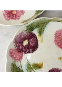 Piatto Dalhias in maiolica francese Orchies, 1900 circa