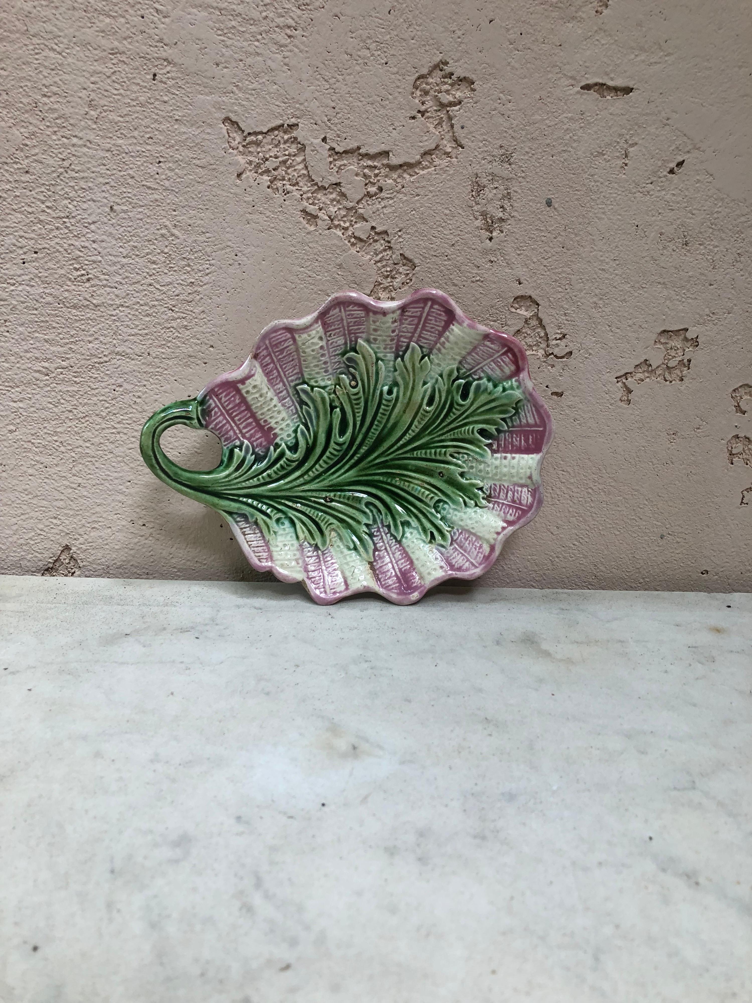 French Majolica dish with a curled leaf-stem handle, circa 1890.