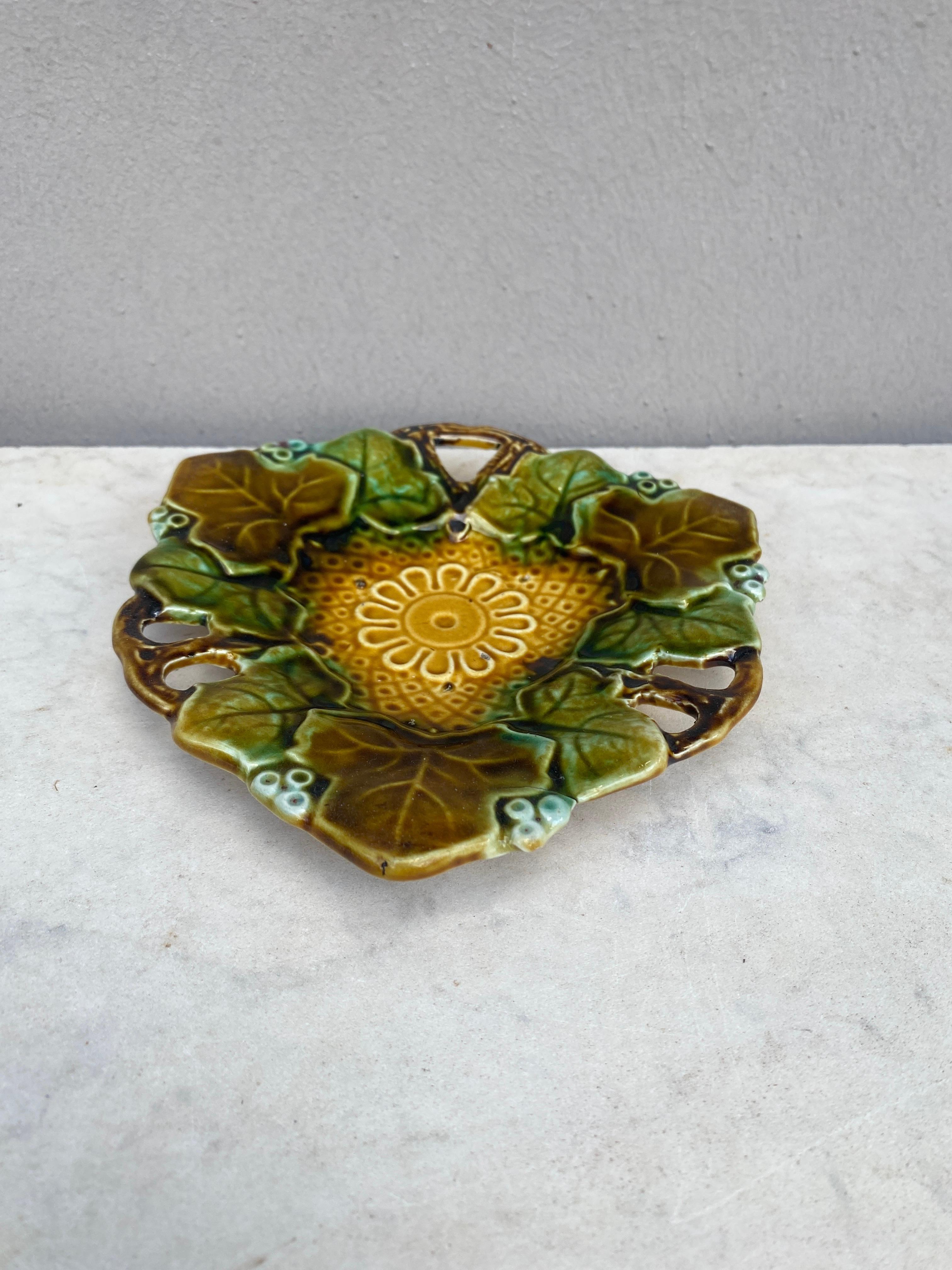 Französische Majolikaschale mit netzförmigem Blatt, CIRCA 1890.