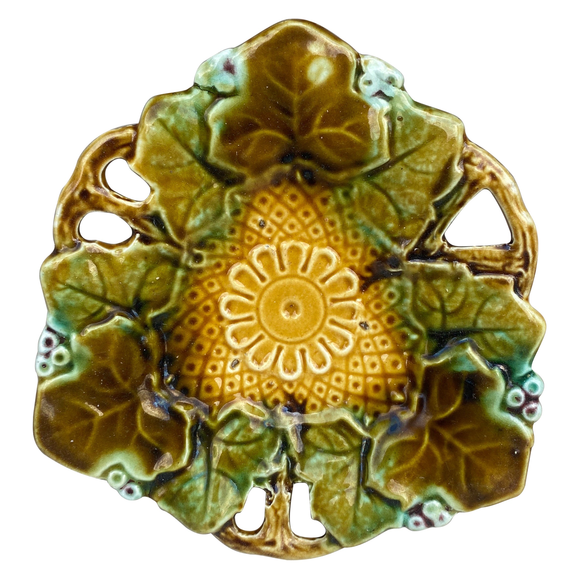 Französische Majolika-Schale mit Blattschliff, um 1890