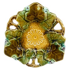 Französische Majolika-Schale mit Blattschliff, um 1890
