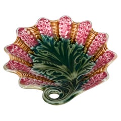 Piatto in maiolica francese Leaf Onnaing, 1890 circa