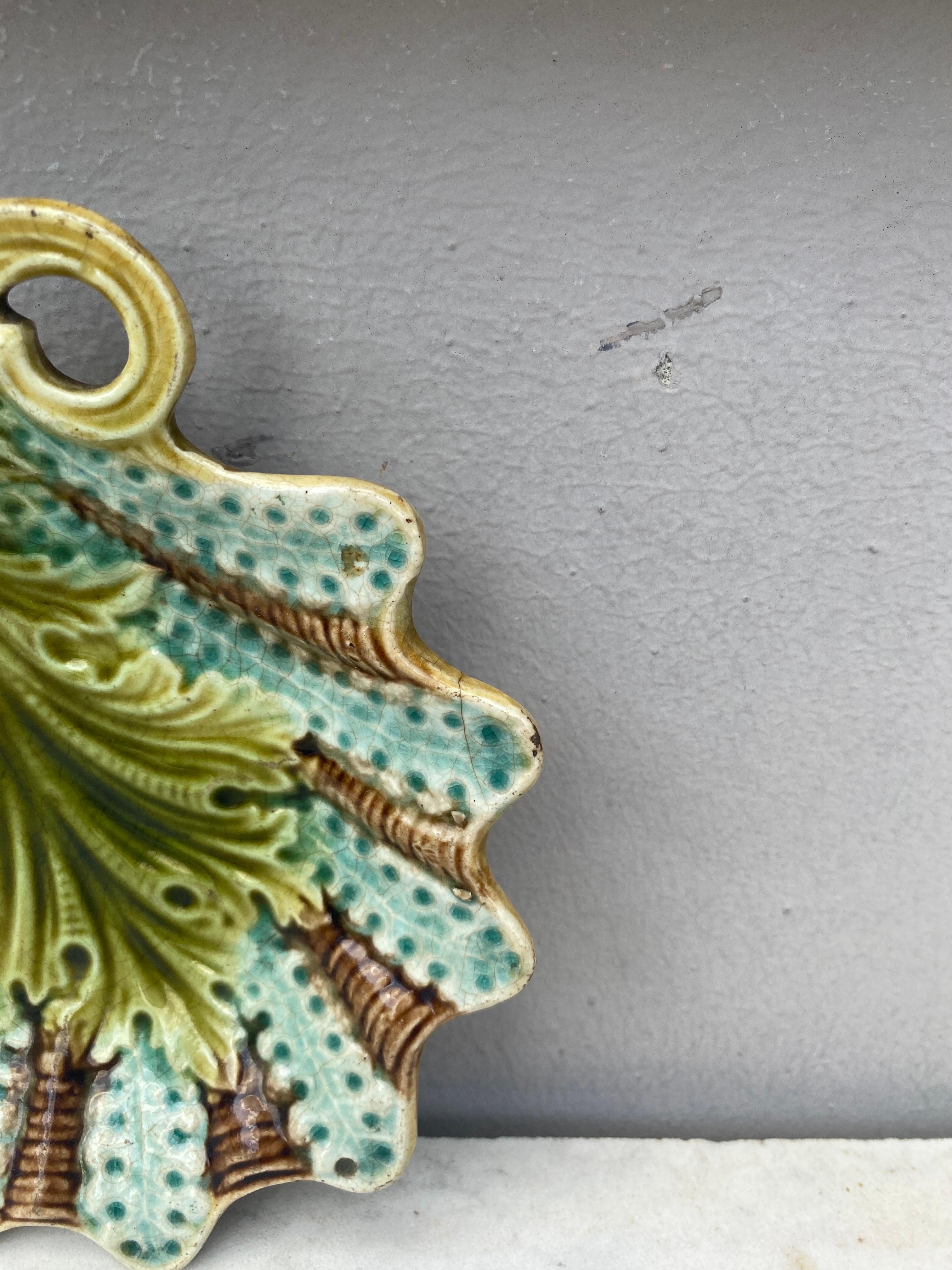 French Majolica dish with a curled leaf-stem handle, circa 1890.